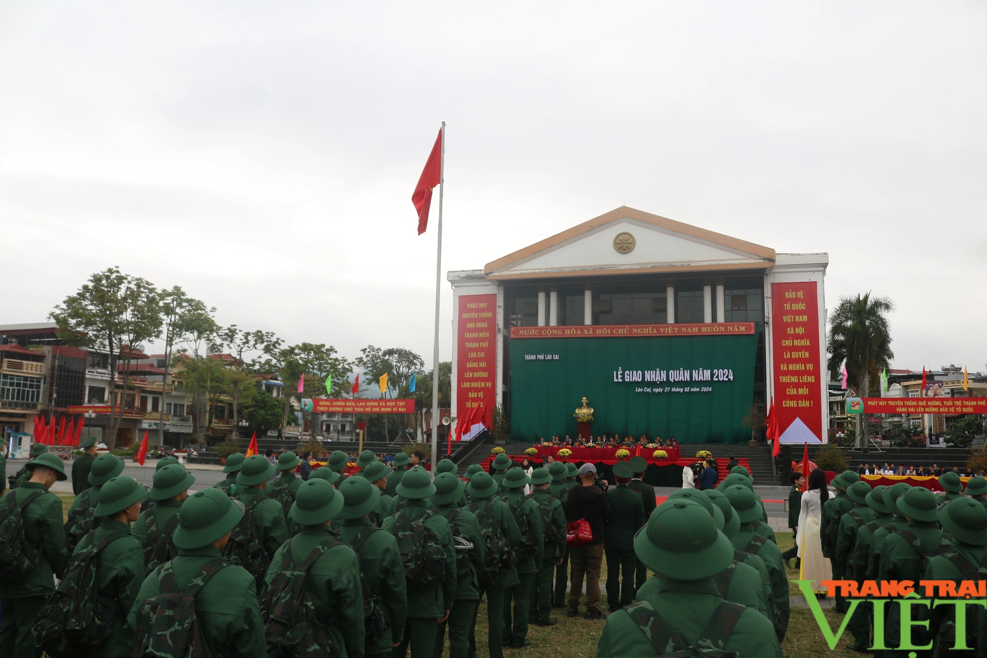 Hơn 1.000 thanh niên Lào Cai phấn khởi lên đường làm nhiệm vụ bảo vệ Tổ quốc- Ảnh 1.