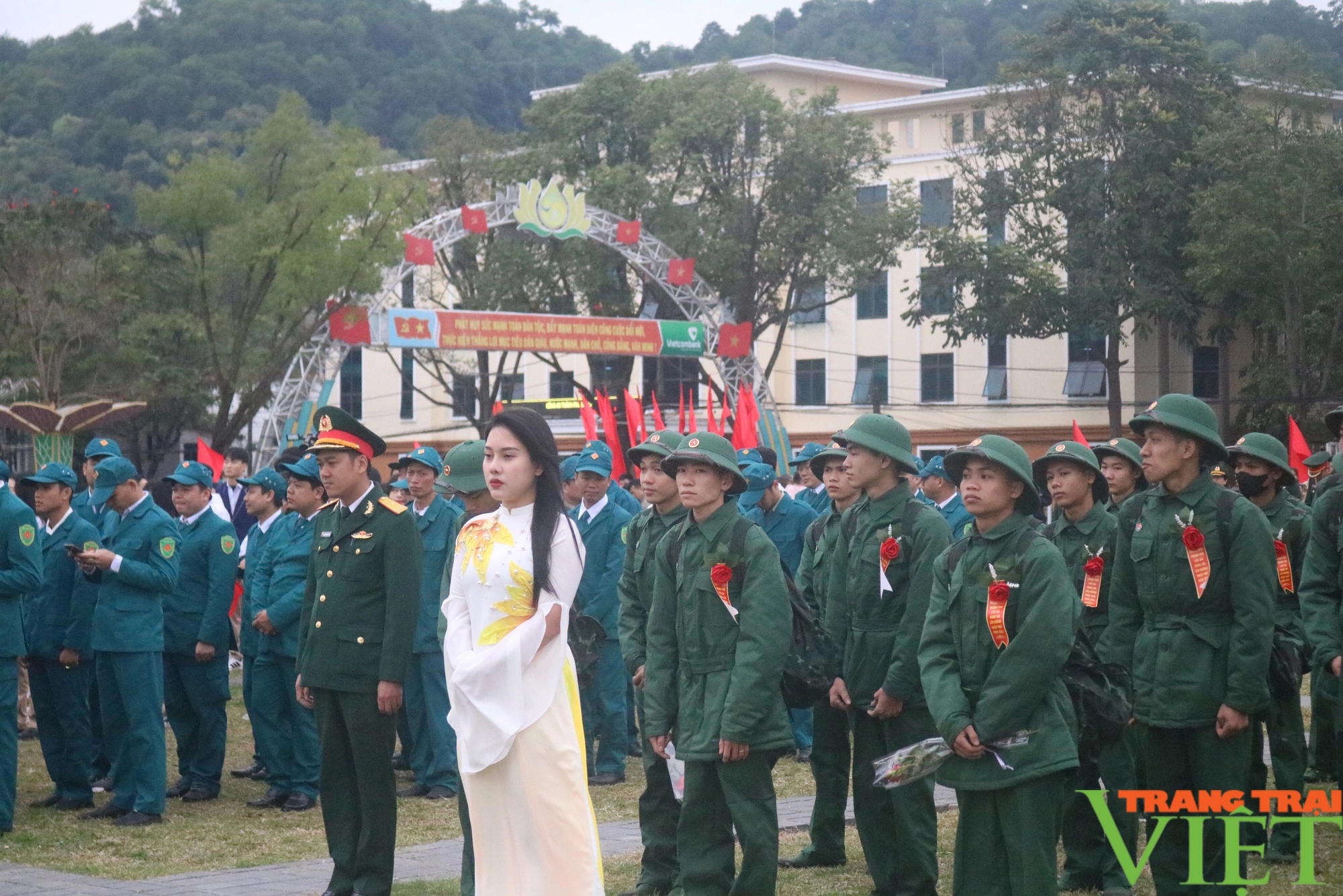 Hơn 1.000 thanh niên Lào Cai phấn khởi lên đường làm nhiệm vụ bảo vệ Tổ quốc- Ảnh 2.