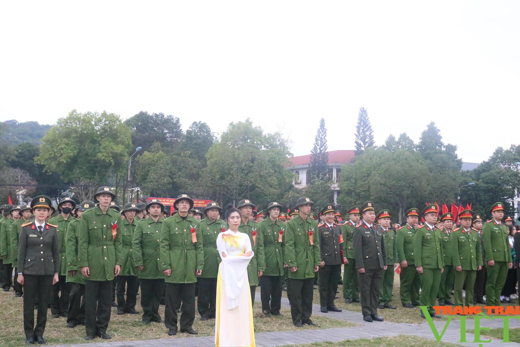 Hơn 1.000 thanh niên Lào Cai phấn khởi lên đường làm nhiệm vụ bảo vệ Tổ quốc- Ảnh 4.