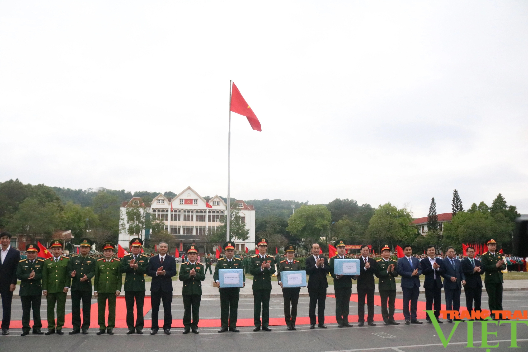 Hơn 1.000 thanh niên Lào Cai phấn khởi lên đường làm nhiệm vụ bảo vệ Tổ quốc- Ảnh 13.