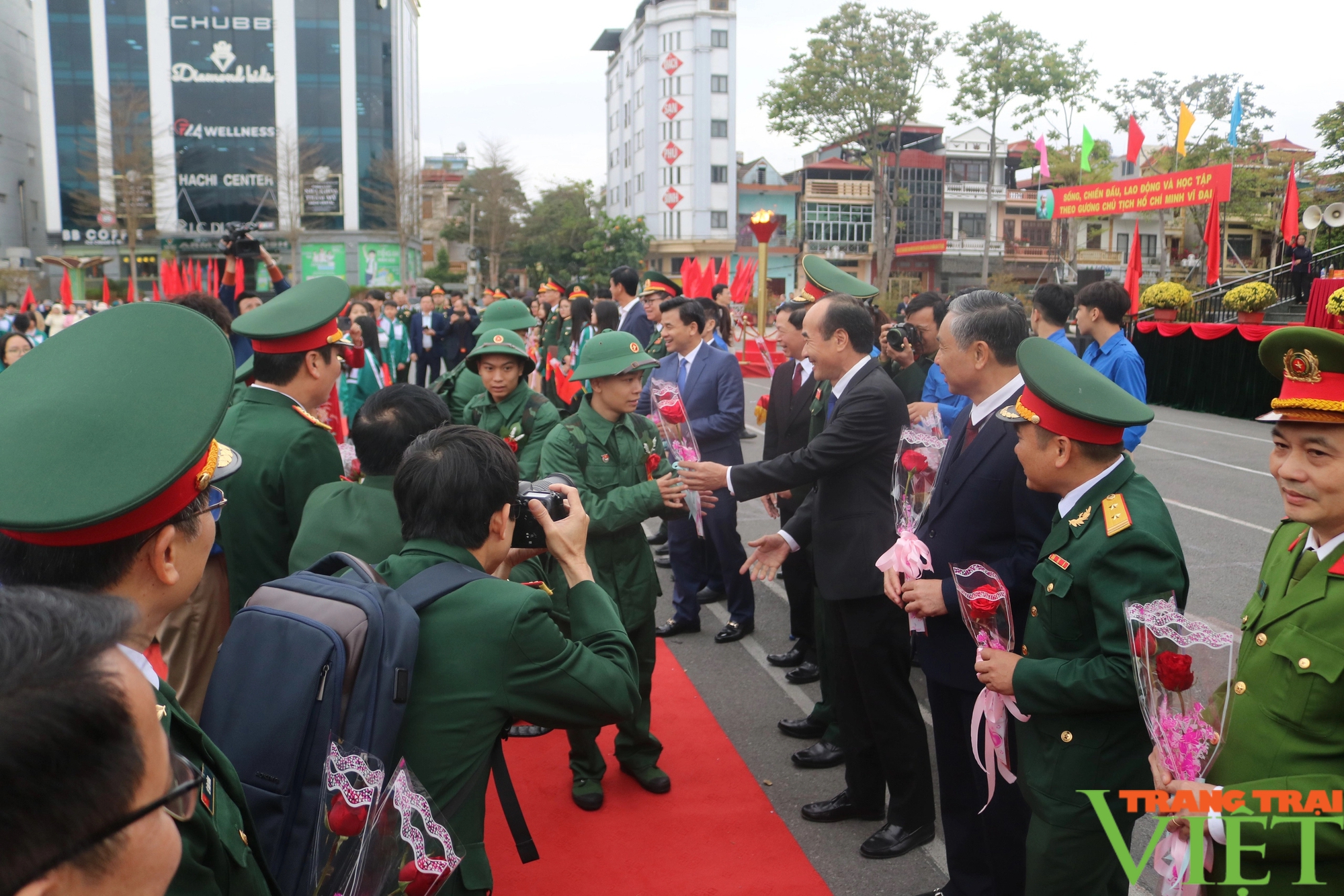 Hơn 1.000 thanh niên Lào Cai phấn khởi lên đường làm nhiệm vụ bảo vệ Tổ quốc- Ảnh 14.