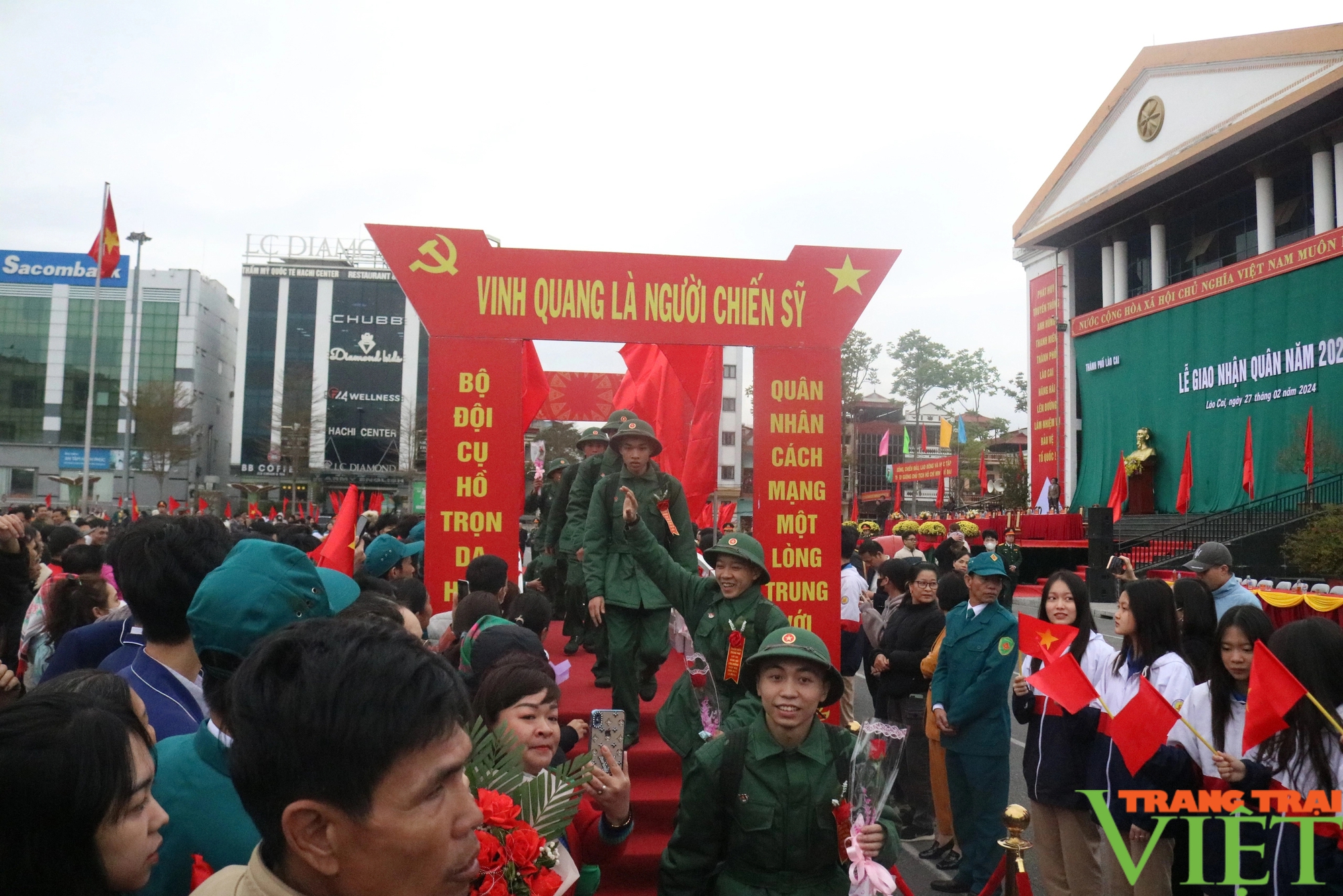 Hơn 1.000 thanh niên Lào Cai phấn khởi lên đường làm nhiệm vụ bảo vệ Tổ quốc- Ảnh 16.
