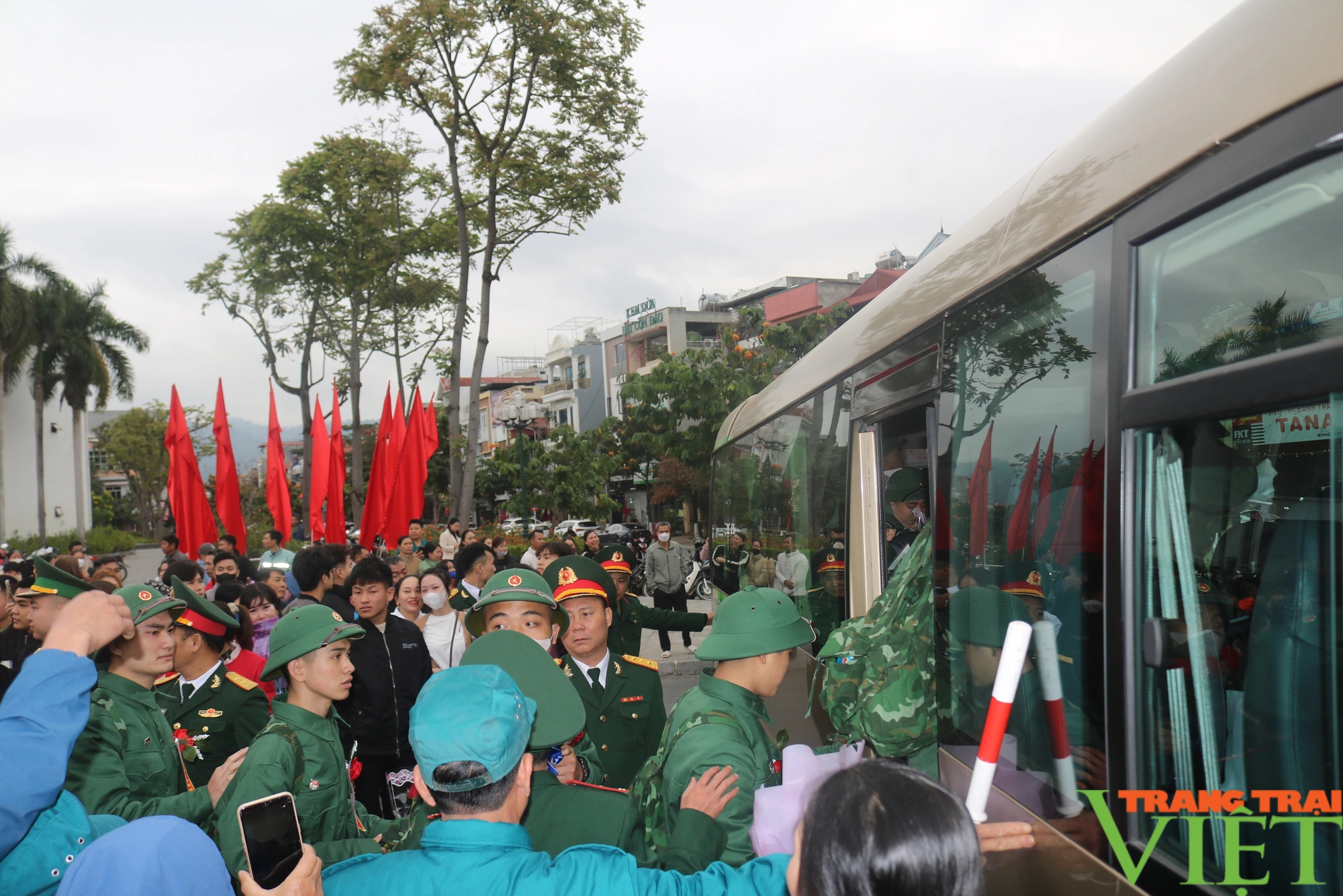 Hơn 1.000 thanh niên Lào Cai phấn khởi lên đường làm nhiệm vụ bảo vệ Tổ quốc- Ảnh 17.