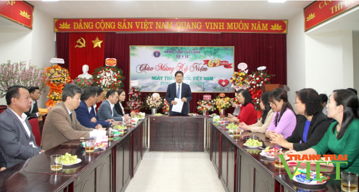 Phó Bí thư Thường trực Tỉnh ủy Lai Châu thăm, chúc mừng Ngày Thầy thuốc Việt Nam tại Sở Y tế- Ảnh 1.