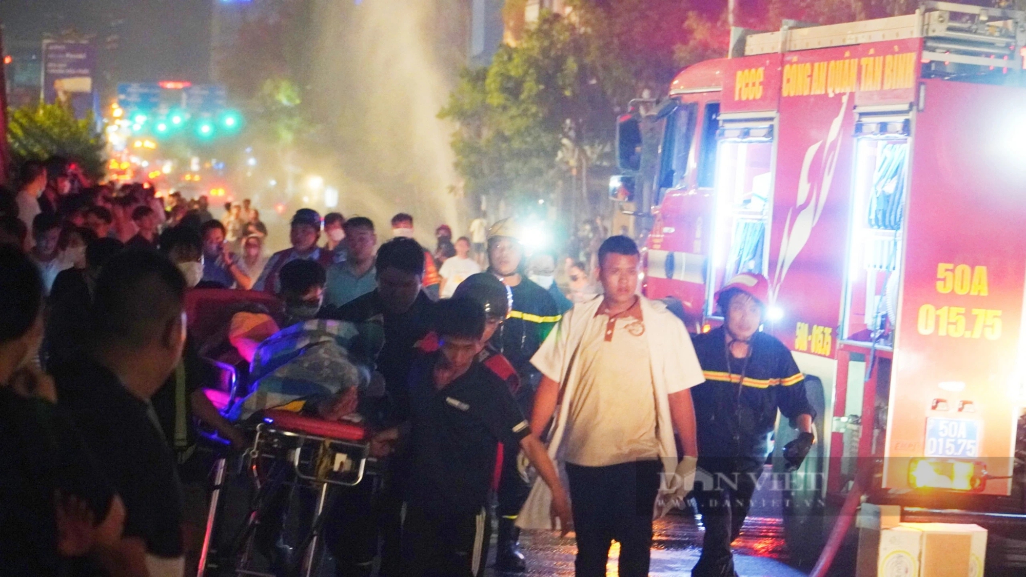 Hiện trường vụ cháy lớn tại cửa hàng kinh doanh đồ gỗ ở Tân Bình khiến 1 cụ bà bị ngạt khói - Ảnh 1.