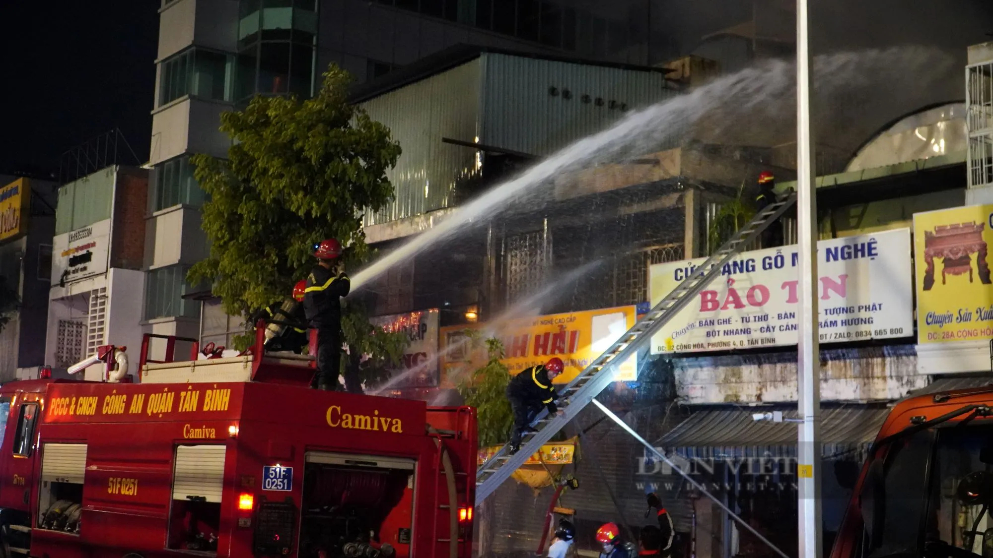 Hiện trường vụ cháy lớn tại cửa hàng kinh doanh đồ gỗ ở Tân Bình khiến 1 cụ bà bị ngạt khói - Ảnh 4.