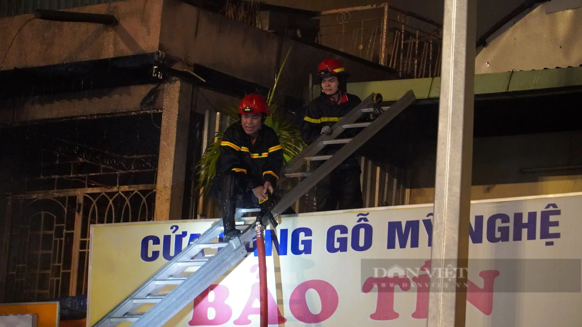 Hiện trường vụ cháy lớn tại cửa hàng kinh doanh đồ gỗ ở Tân Bình khiến 1 cụ bà bị ngạt khói - Ảnh 5.