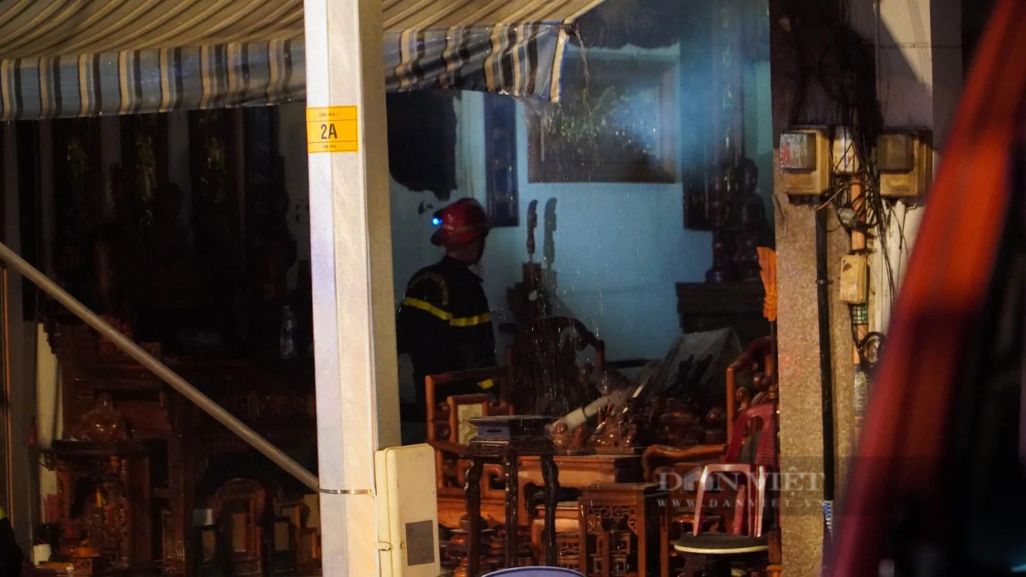 Hiện trường vụ cháy lớn tại cửa hàng kinh doanh đồ gỗ ở Tân Bình khiến 1 cụ bà bị ngạt khói - Ảnh 7.