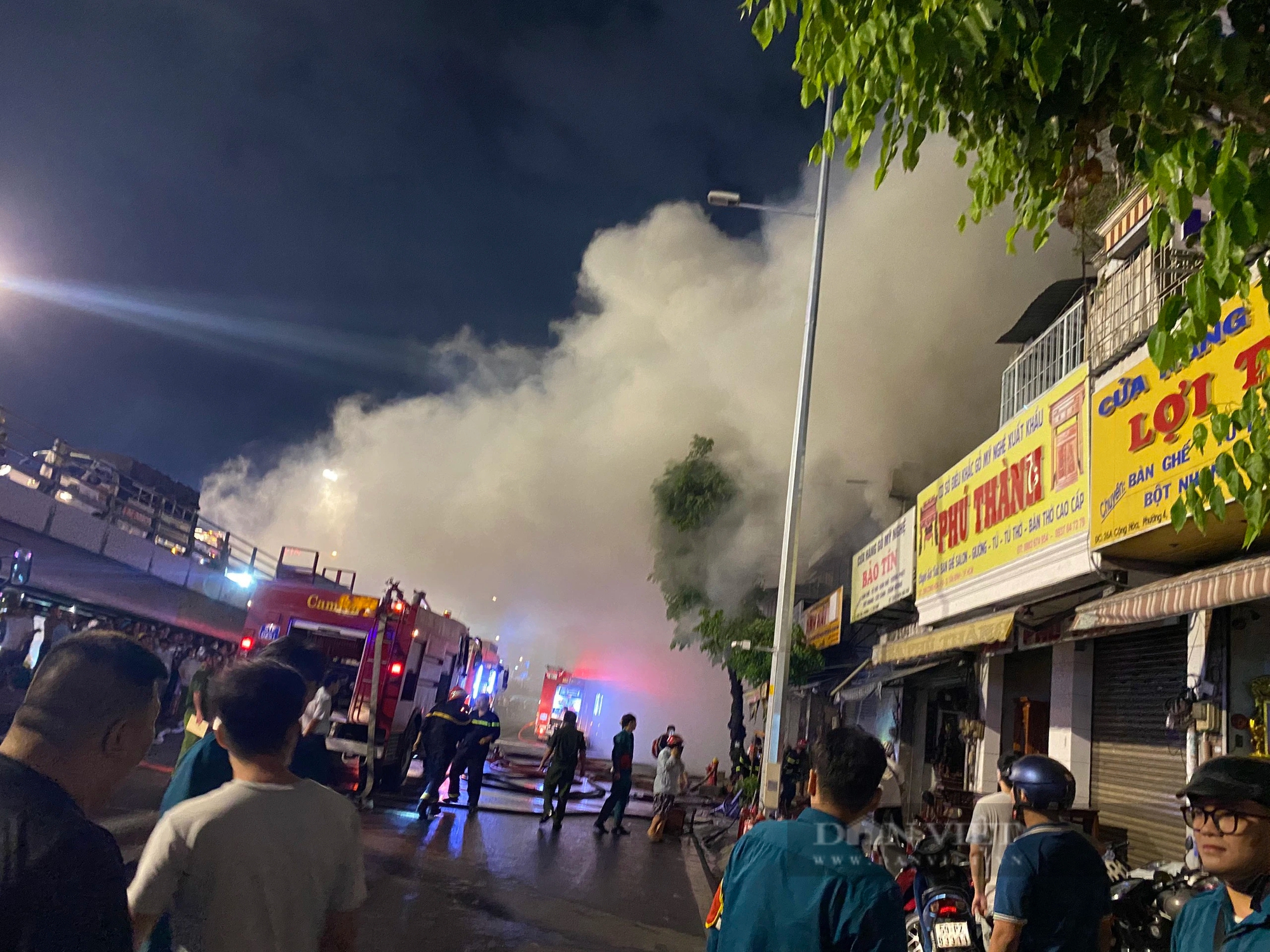 Hiện trường vụ cháy lớn tại cửa hàng kinh doanh đồ gỗ ở Tân Bình khiến 1 cụ bà bị ngạt khói - Ảnh 8.