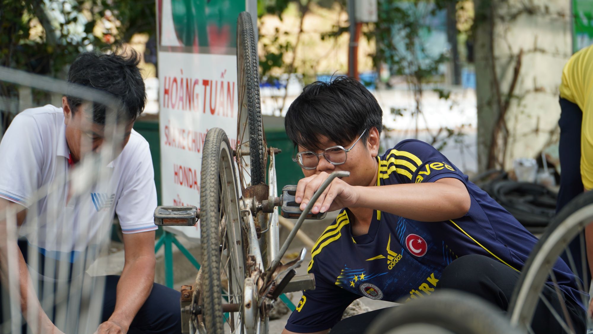 Người Sài Gòn gom hàng trăm xe đạp cũ, đội nắng sửa chữa kịp tặng học sinh nghèo- Ảnh 8.
