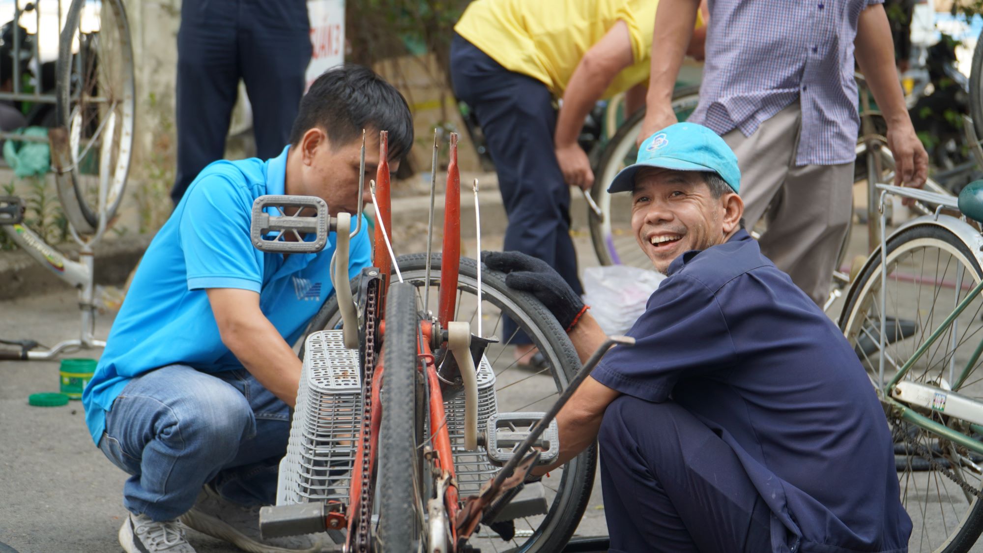 Người Sài Gòn gom hàng trăm xe đạp cũ, đội nắng sửa chữa kịp tặng học sinh nghèo- Ảnh 4.