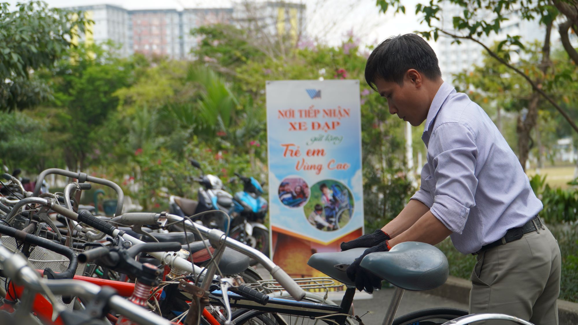 Người Sài Gòn gom hàng trăm xe đạp cũ, đội nắng sửa chữa kịp tặng học sinh nghèo- Ảnh 3.