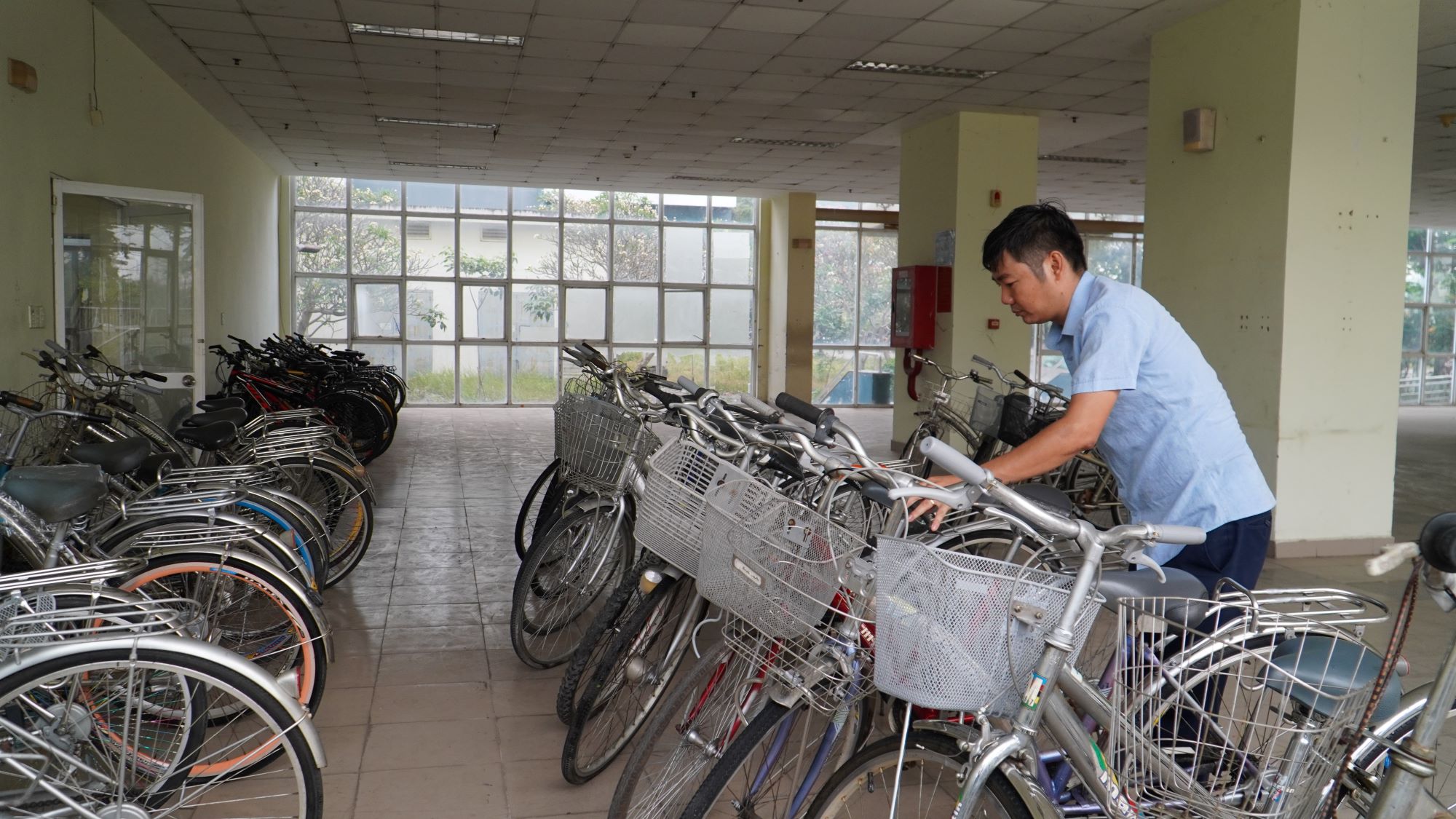 Người Sài Gòn gom hàng trăm xe đạp cũ, đội nắng sửa chữa kịp tặng học sinh nghèo- Ảnh 5.
