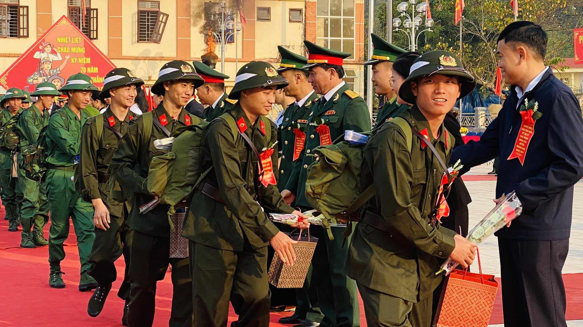 Điện Biên: Hơn 1.200 thanh niên chia tay gia đình, lên đường nhập ngũ- Ảnh 2.