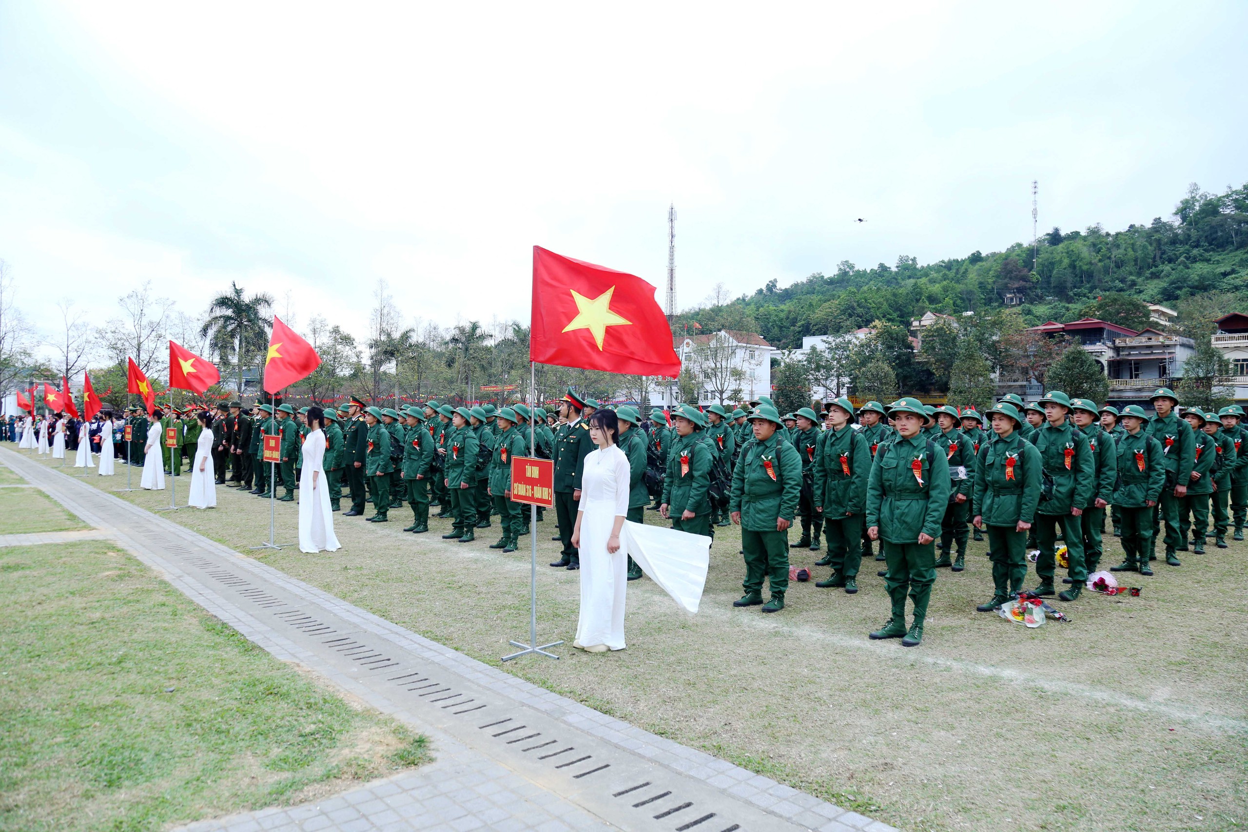 Hơn 1.000 thanh niên Lào Cai phấn khởi lên đường làm nhiệm vụ bảo vệ Tổ quốc- Ảnh 9.