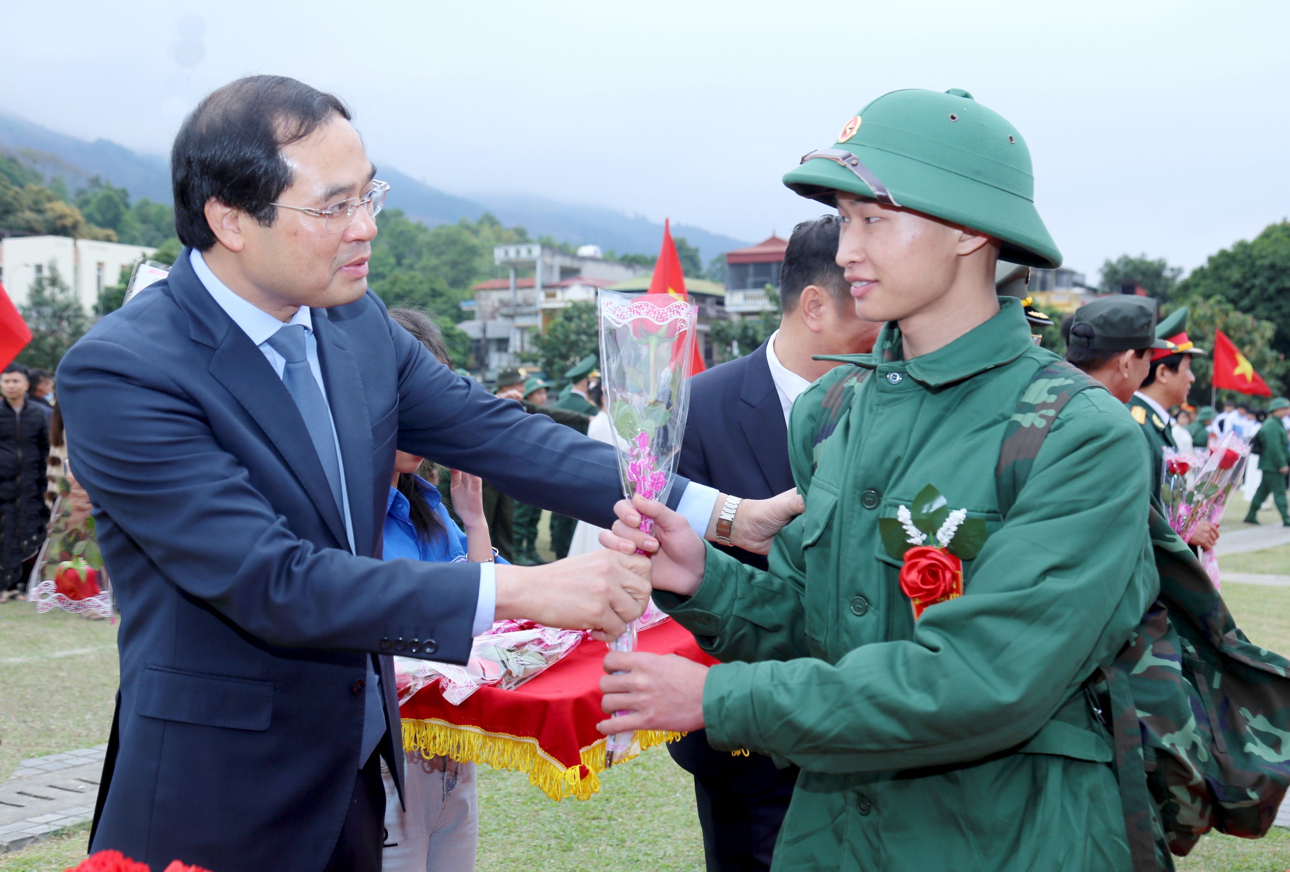 Hơn 1.000 thanh niên Lào Cai phấn khởi lên đường làm nhiệm vụ bảo vệ Tổ quốc- Ảnh 8.