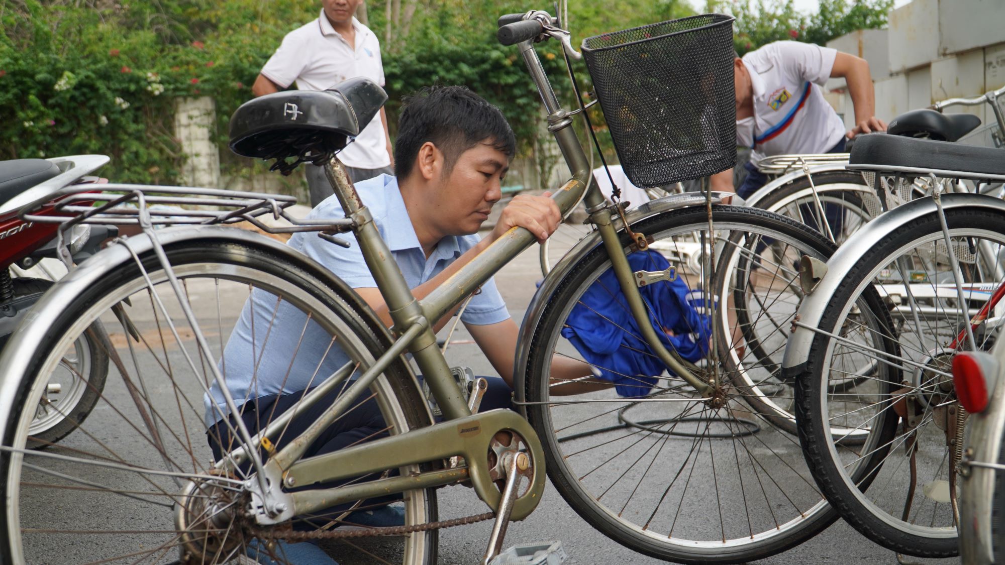 Người Sài Gòn gom hàng trăm xe đạp cũ, đội nắng sửa chữa kịp tặng học sinh nghèo- Ảnh 10.