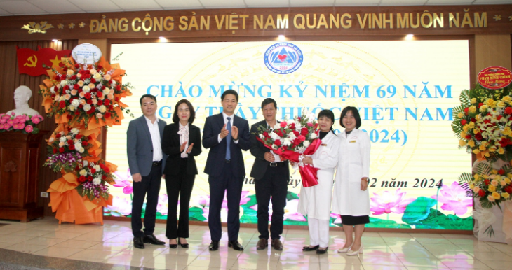 Phó Bí thư Thường trực Tỉnh ủy Lai Châu thăm, chúc mừng Ngày Thầy thuốc Việt Nam tại Sở Y tế- Ảnh 3.