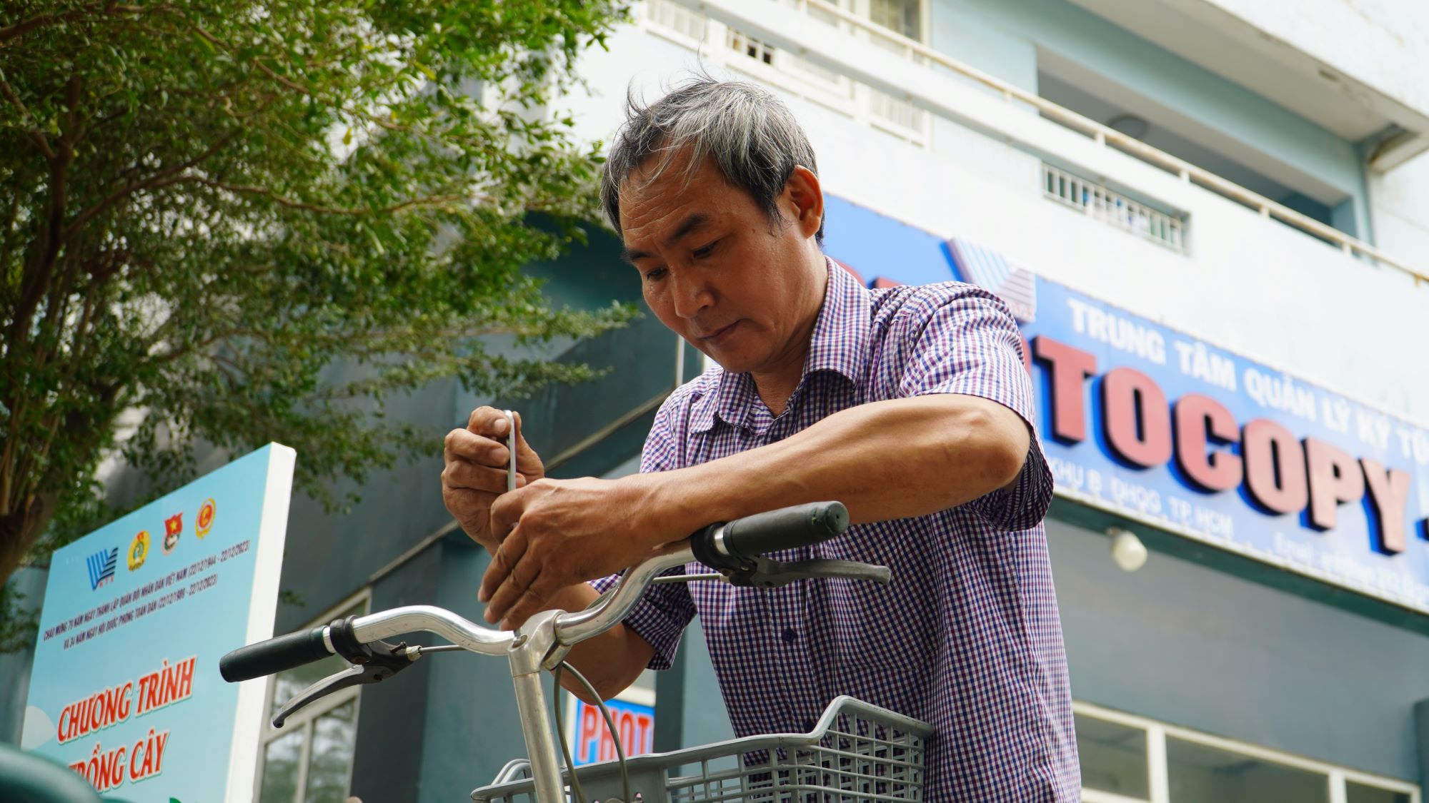 Người Sài Gòn gom hàng trăm xe đạp cũ, đội nắng sửa chữa kịp tặng học sinh nghèo- Ảnh 6.