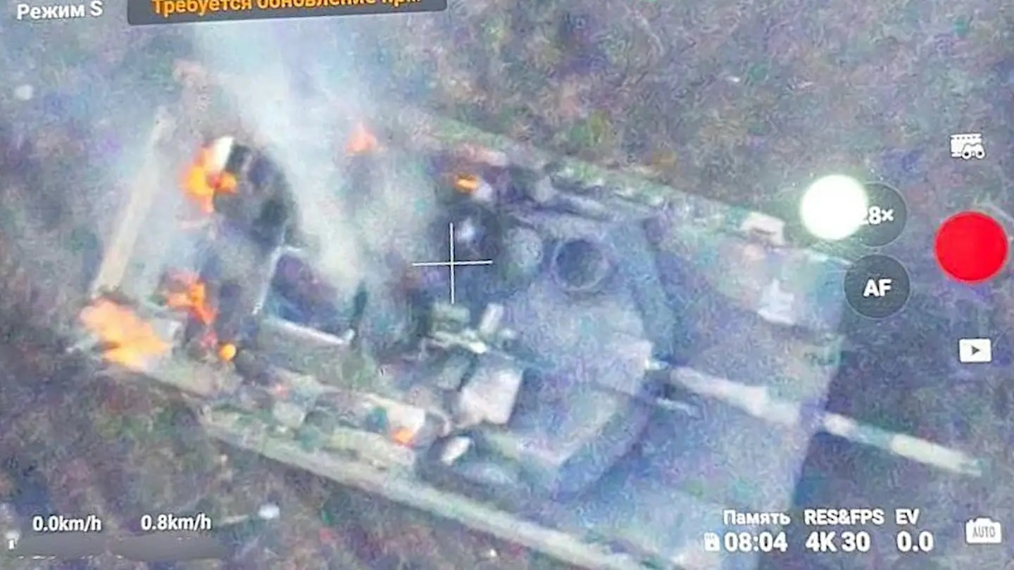 Cận cảnh siêu tăng Mỹ M1 Abrams đầu tiên bị Nga tiêu diệt, bốc cháy ngùn ngụt ở Ukraine - Ảnh 1.