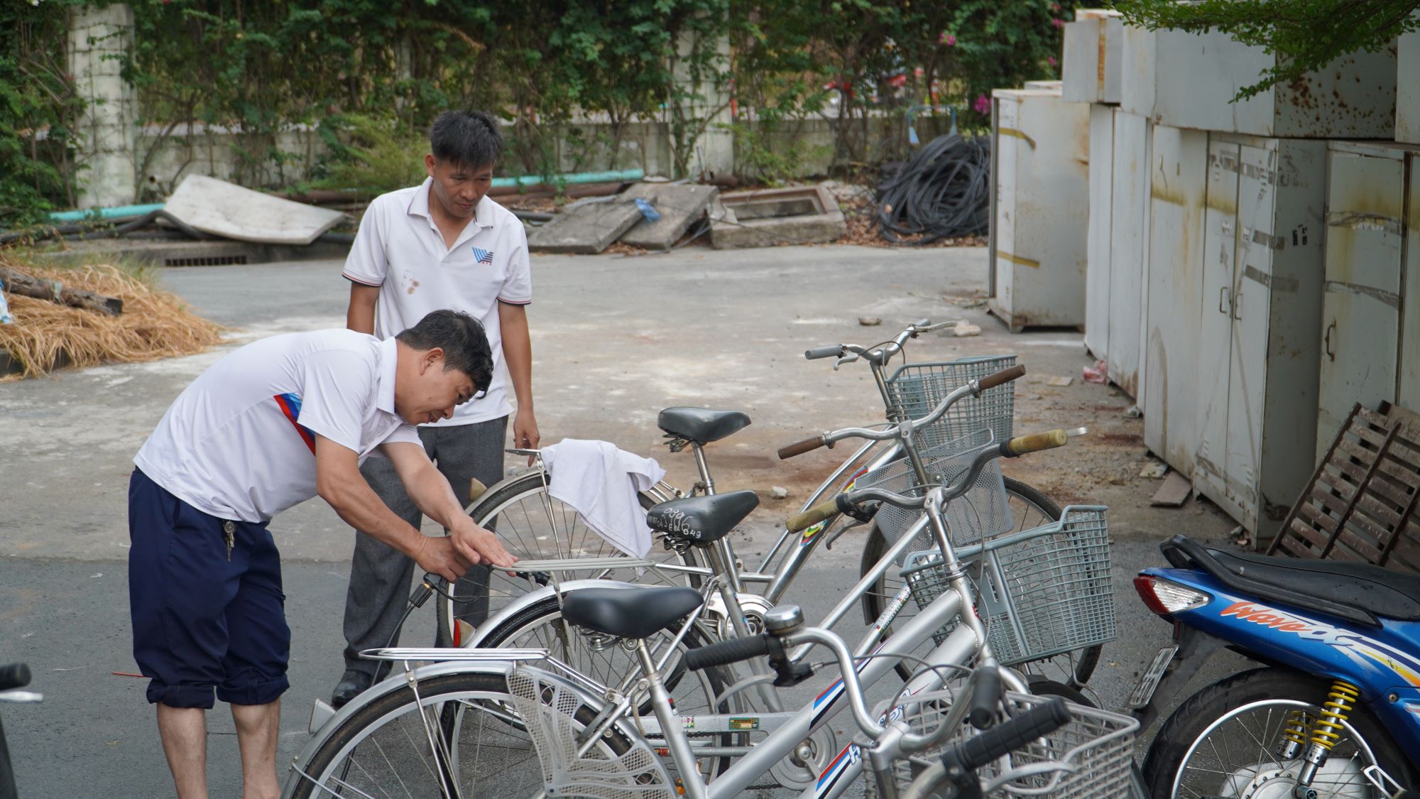 Người Sài Gòn gom hàng trăm xe đạp cũ, đội nắng sửa chữa kịp tặng học sinh nghèo- Ảnh 9.