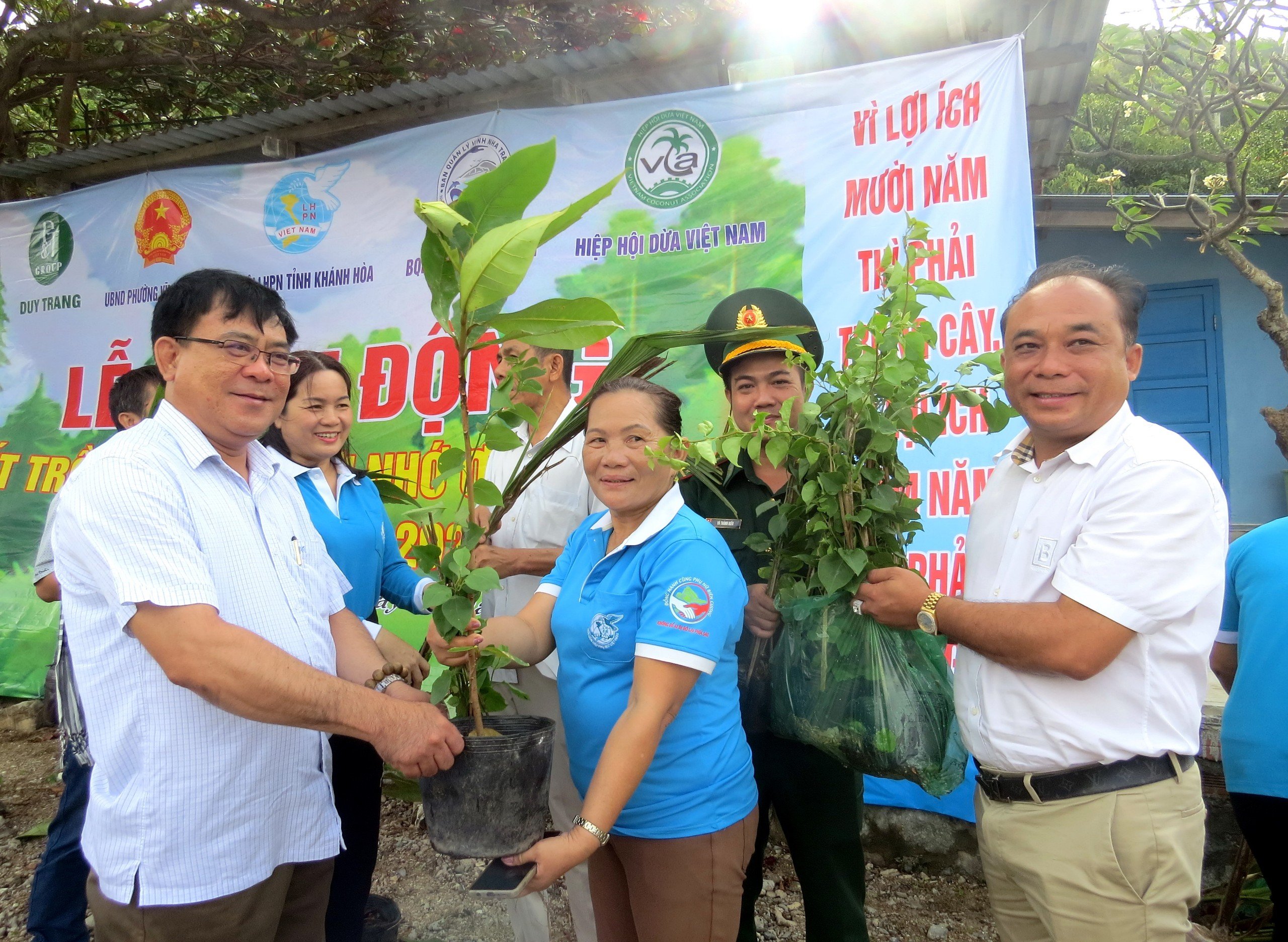 Nha Trang: Trồng 300 cây hoa giấy, bàng và dừa trên đảo Bích Đầm - Ảnh 1.