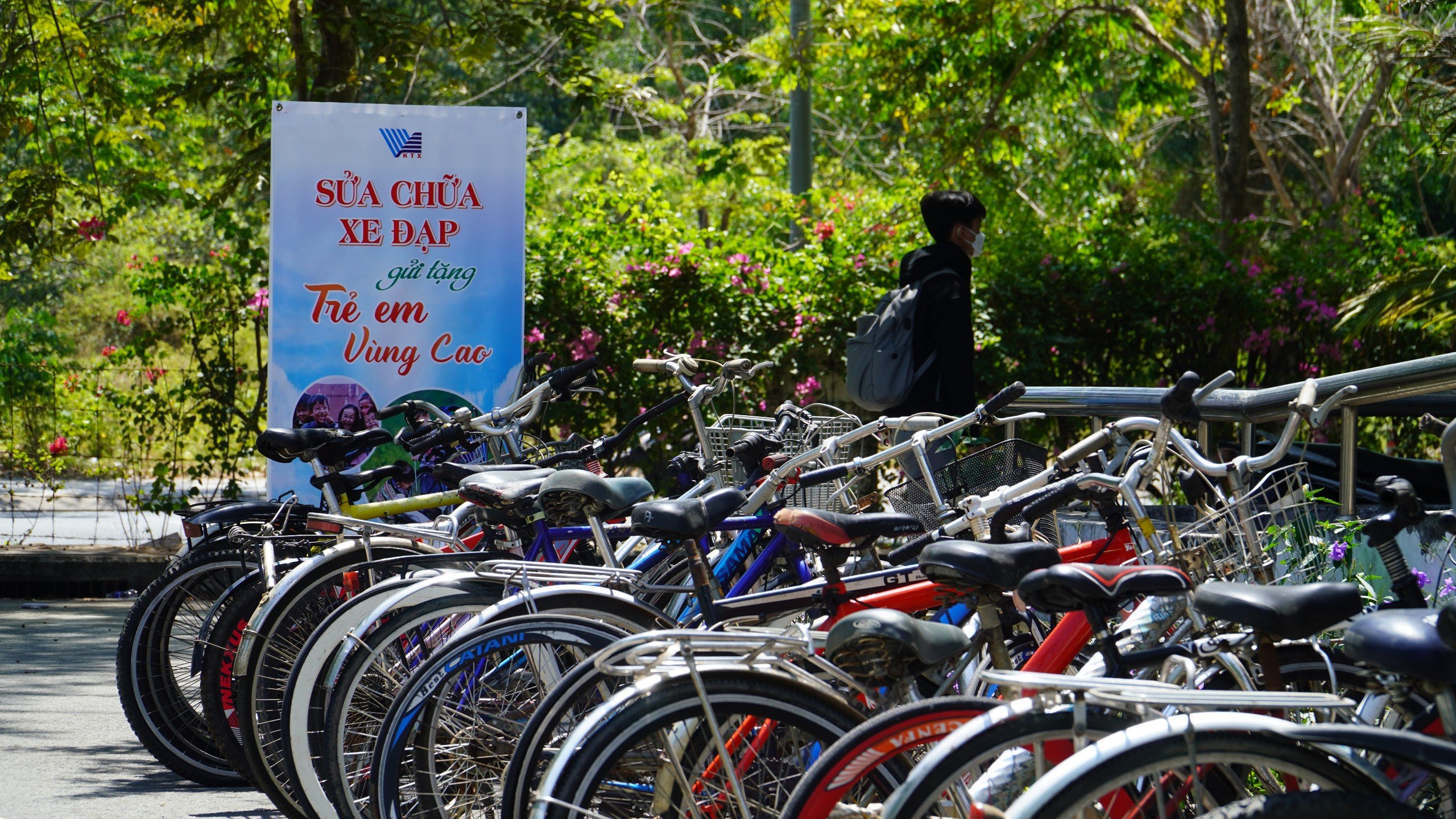 Người Sài Gòn gom hàng trăm xe đạp cũ, đội nắng sửa chữa kịp tặng học sinh nghèo- Ảnh 1.
