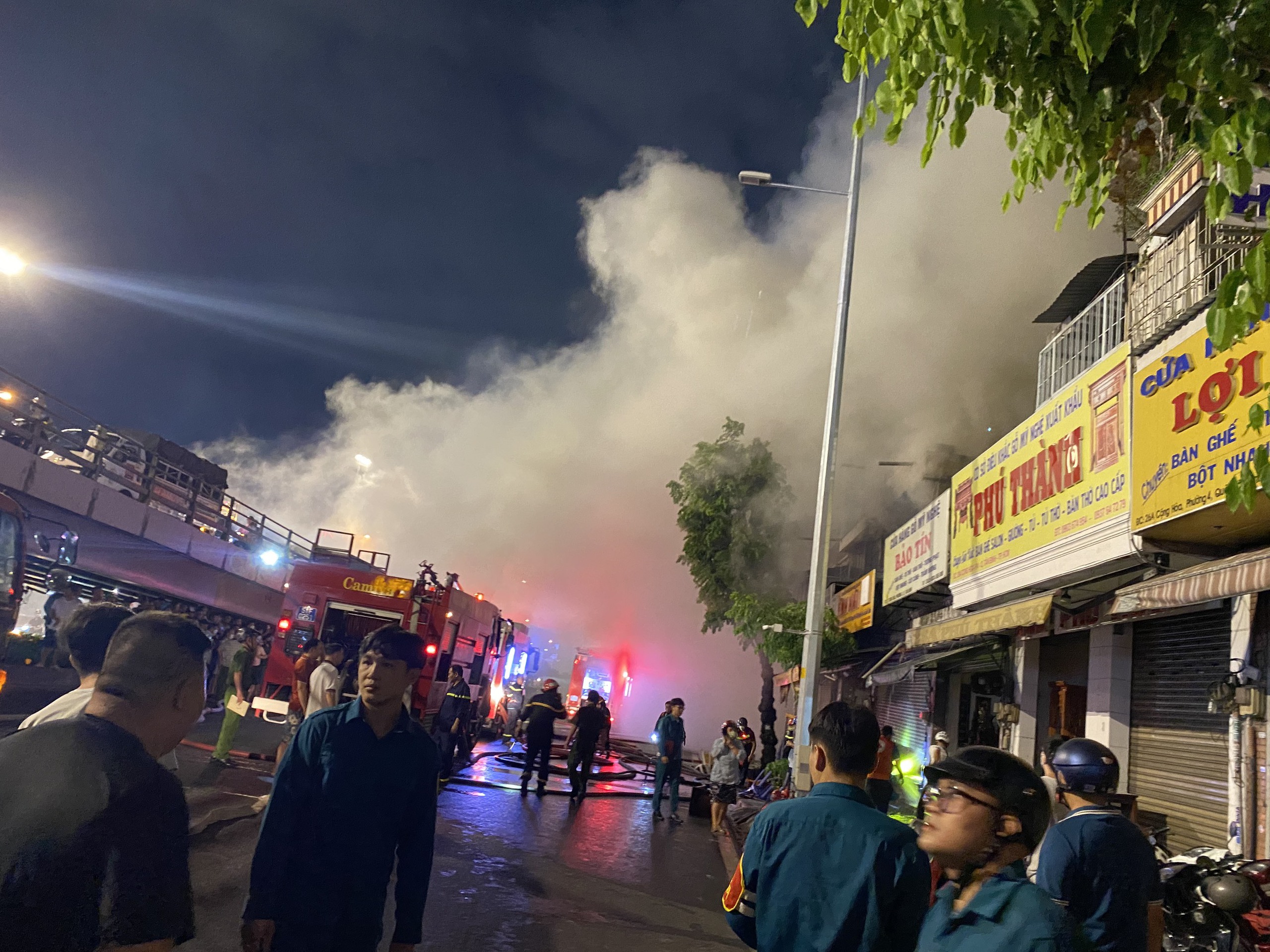 Cháy lớn tại cửa hàng kinh doanh đồ gỗ mỹ nghệ, hàng chục cảnh sát căng mình dập lửa- Ảnh 2.