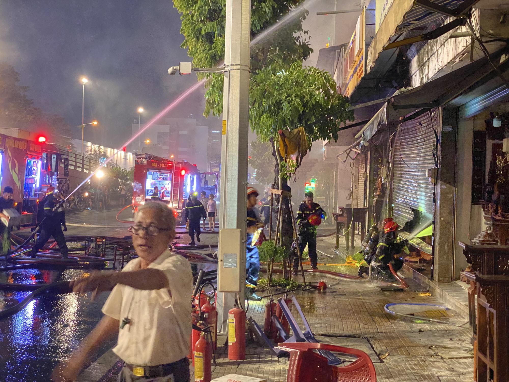 Cháy lớn tại cửa hàng kinh doanh đồ gỗ mỹ nghệ, hàng chục cảnh sát căng mình dập lửa- Ảnh 1.