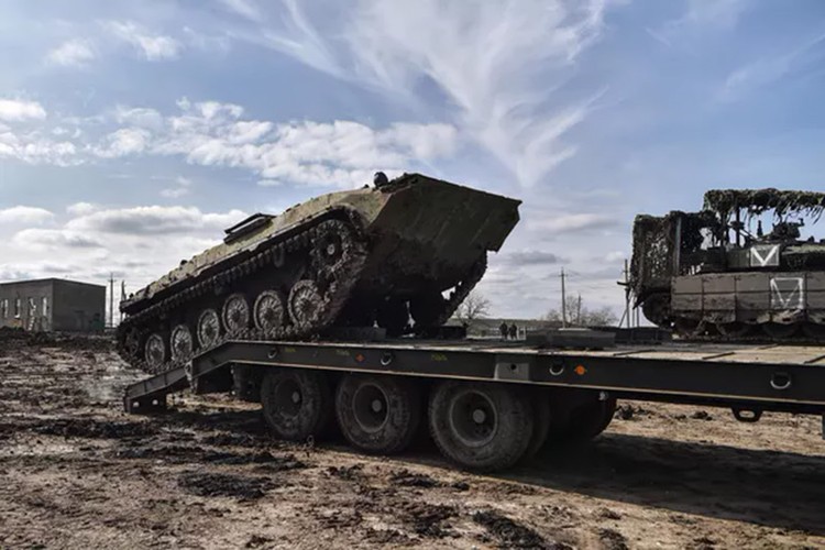 Quân đội Nga sửa chữa và hiện đại hóa xe tăng ngay trên chiến địa như thế nào?- Ảnh 1.
