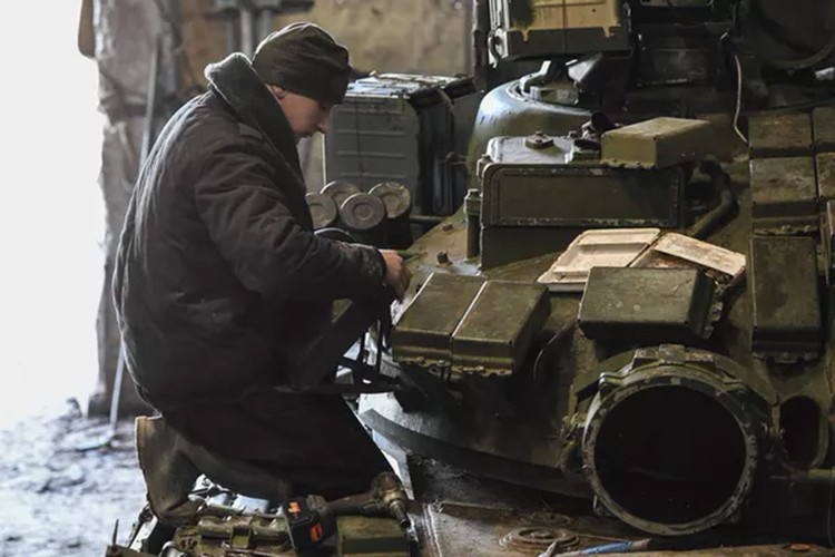 Quân đội Nga sửa chữa và hiện đại hóa xe tăng ngay trên chiến địa như thế nào?- Ảnh 4.