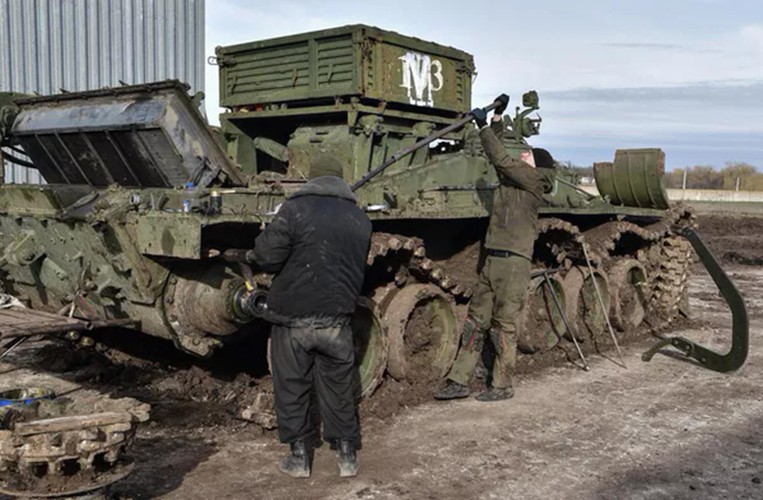 Quân đội Nga sửa chữa và hiện đại hóa xe tăng ngay trên chiến địa như thế nào?- Ảnh 7.