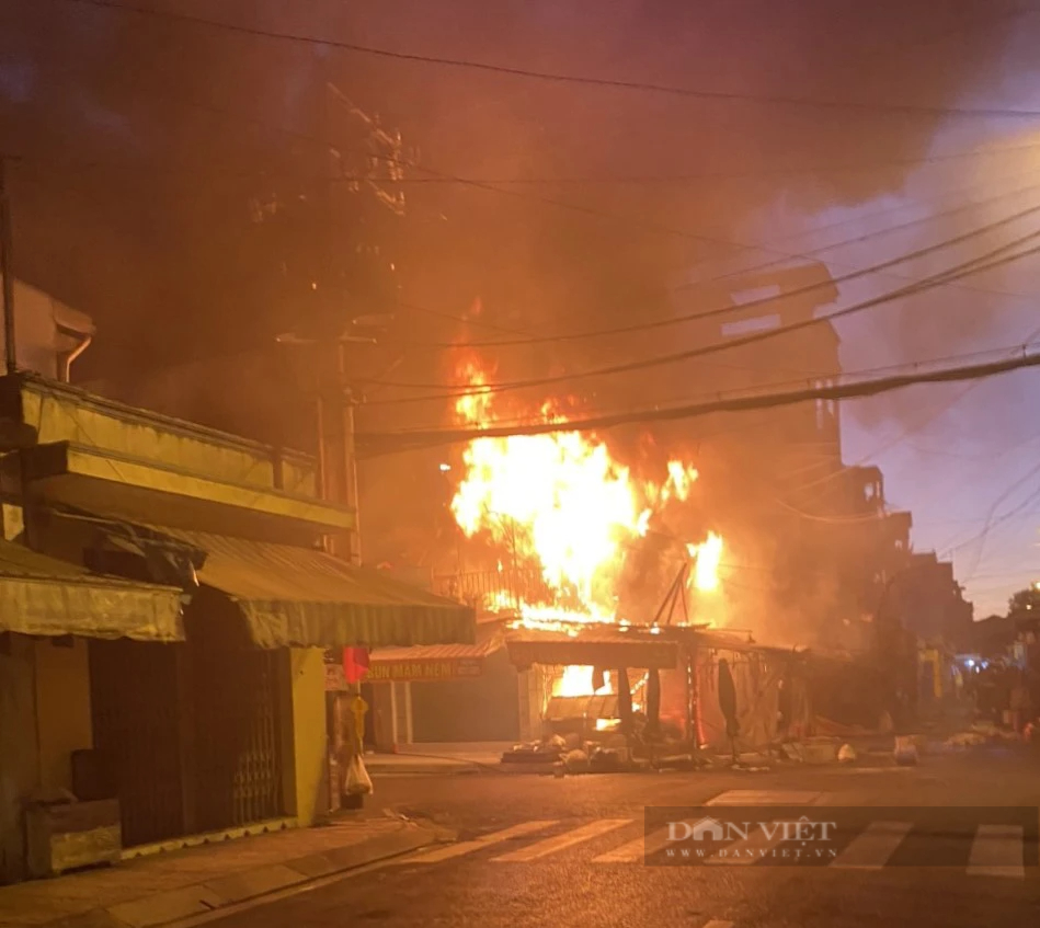 Cháy lớn lúc rạng sáng tại TP.HCM, 3 ki ốt ở chợ Hiệp Tân bị thiêu rụi - Ảnh 1.