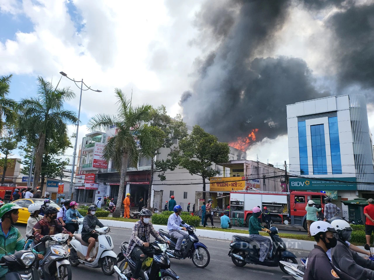 Cháy lớn tại cơ sở sửa chữa ô tô lớn nhất Cần Thơ, khói đen bao trùm cả khu vực- Ảnh 1.