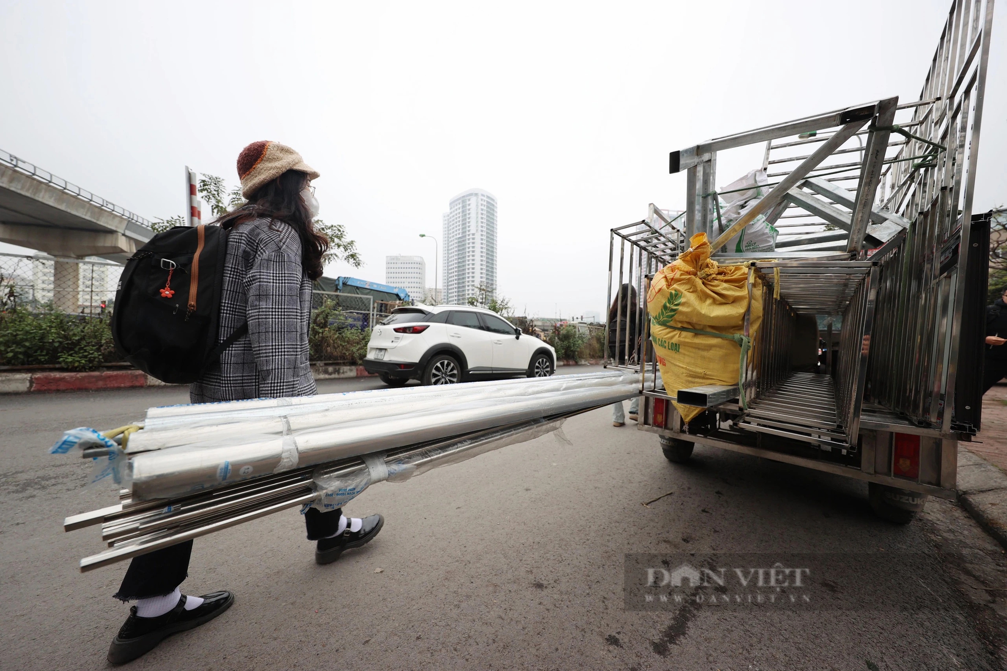 Hình ảnh công an Hà Nội xử lý mạnh tay xe ba gác, tự chế và xe chở hàng cồng kềnh- Ảnh 2.