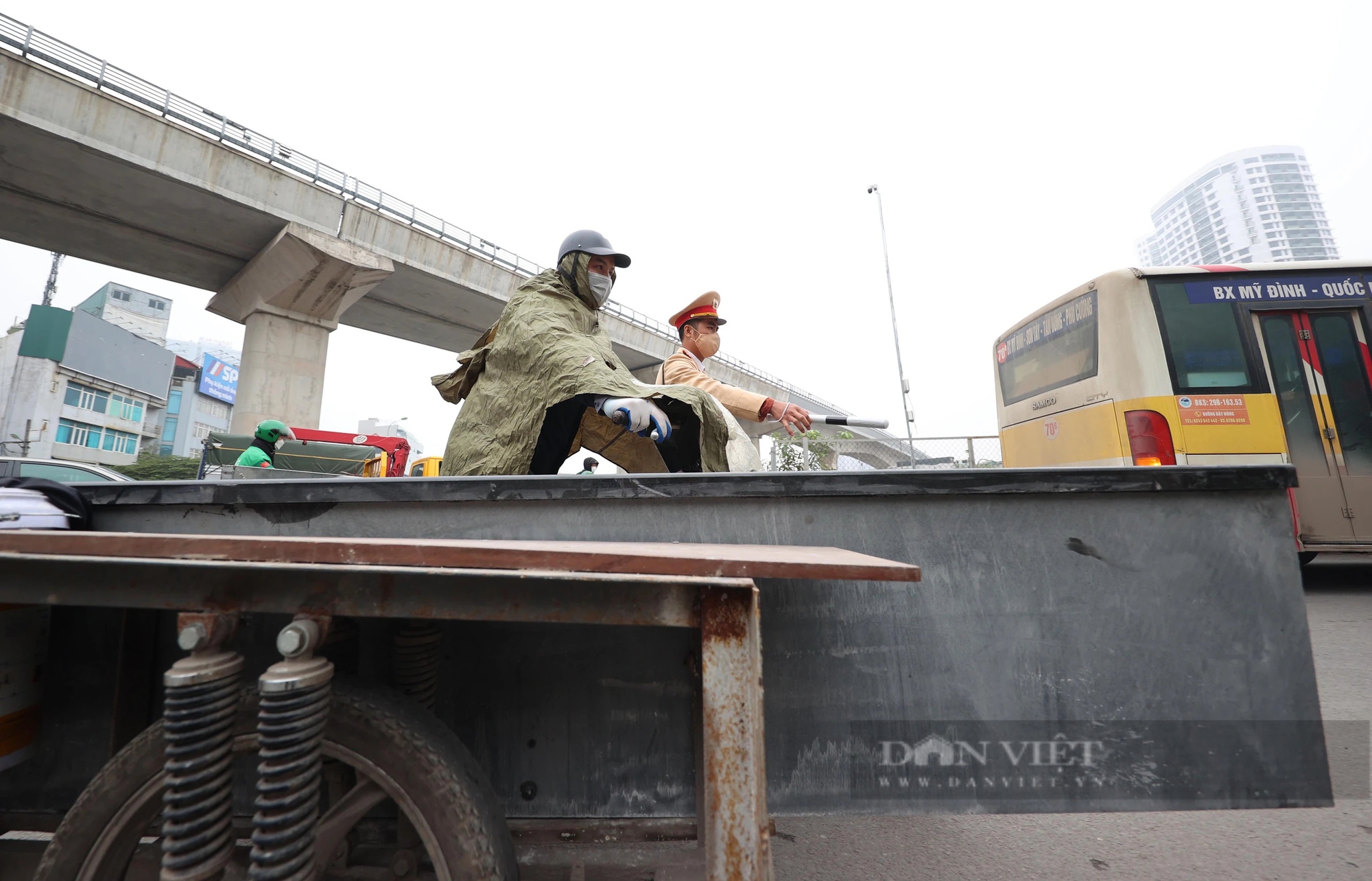 Hình ảnh công an Hà Nội xử lý mạnh tay xe ba gác, tự chế và xe chở hàng cồng kềnh- Ảnh 3.