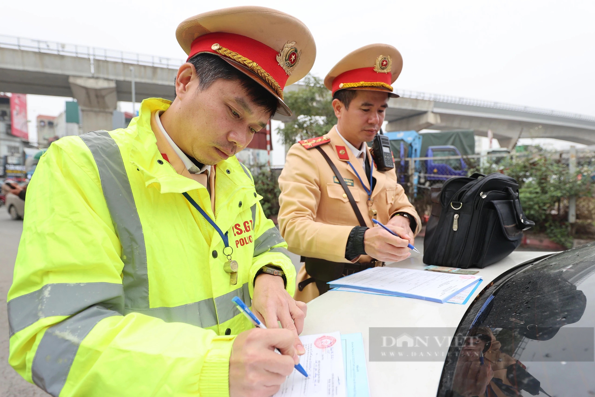 Hình ảnh công an Hà Nội xử lý mạnh tay xe ba gác, tự chế và xe chở hàng cồng kềnh- Ảnh 5.