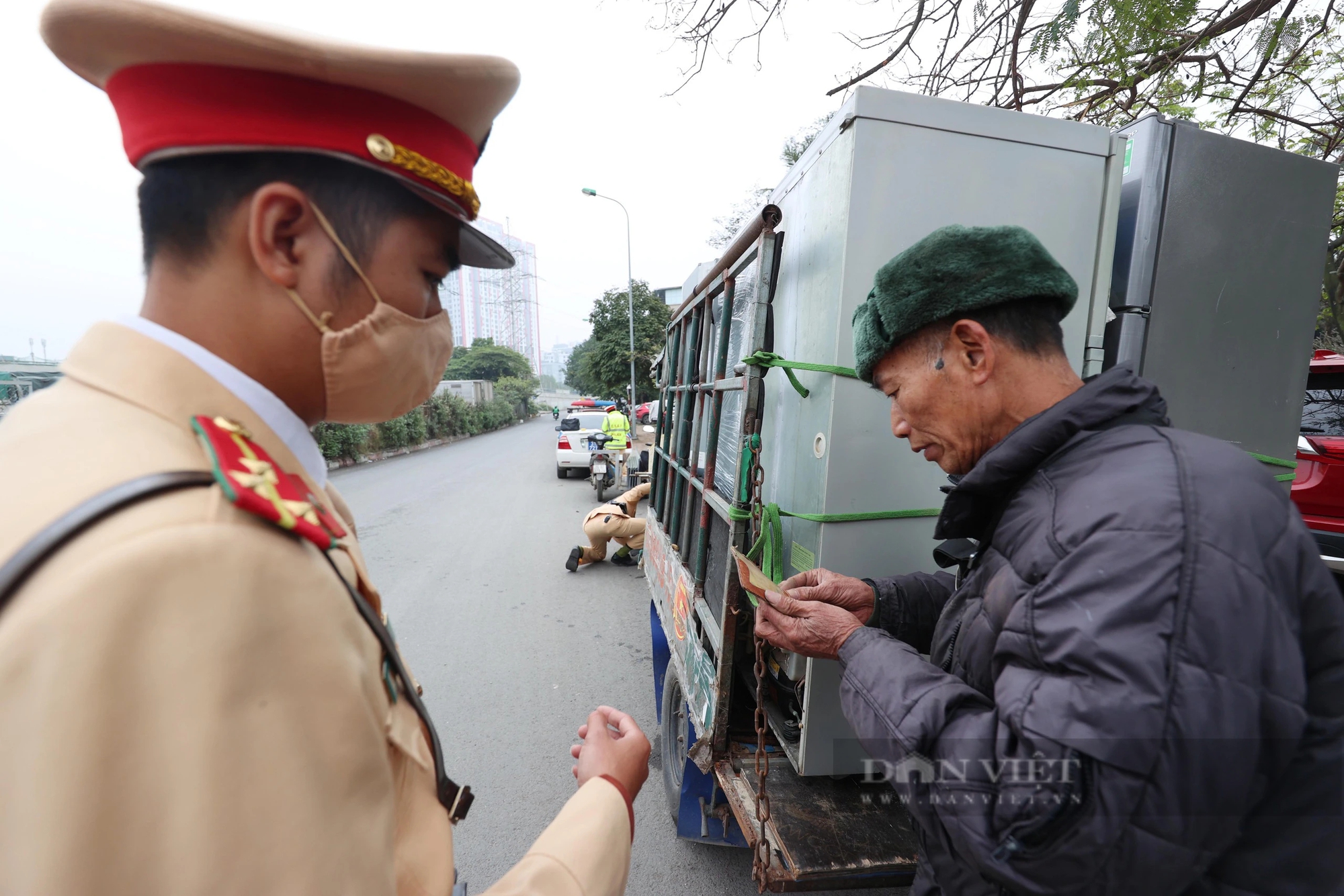 Hình ảnh công an Hà Nội xử lý mạnh tay xe ba gác, tự chế và xe chở hàng cồng kềnh- Ảnh 6.