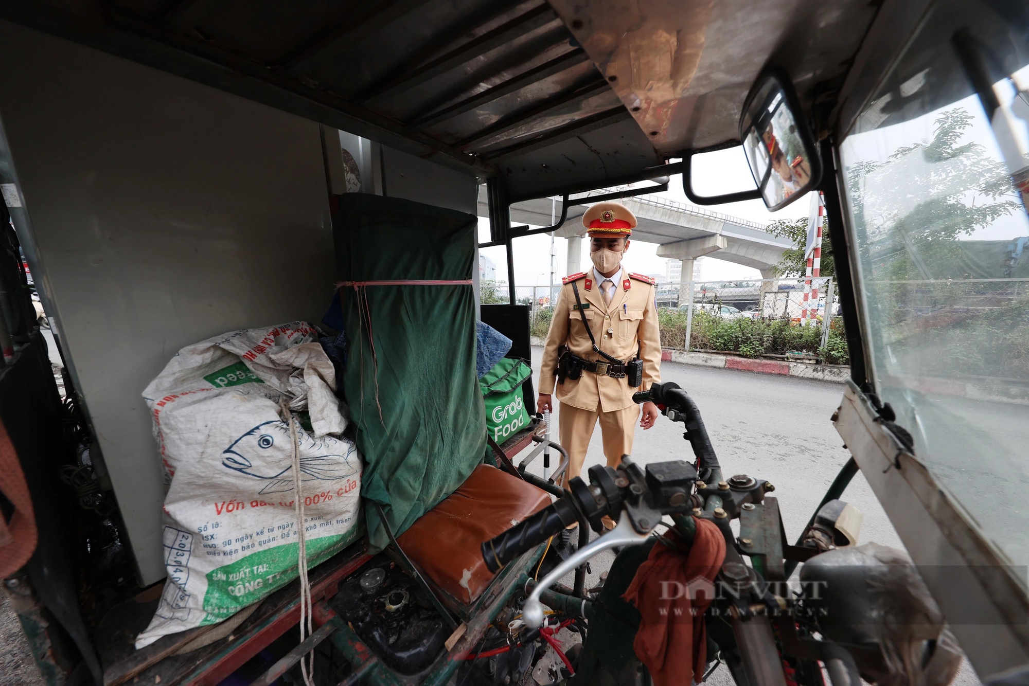 Hình ảnh công an Hà Nội xử lý mạnh tay xe ba gác, tự chế và xe chở hàng cồng kềnh- Ảnh 7.