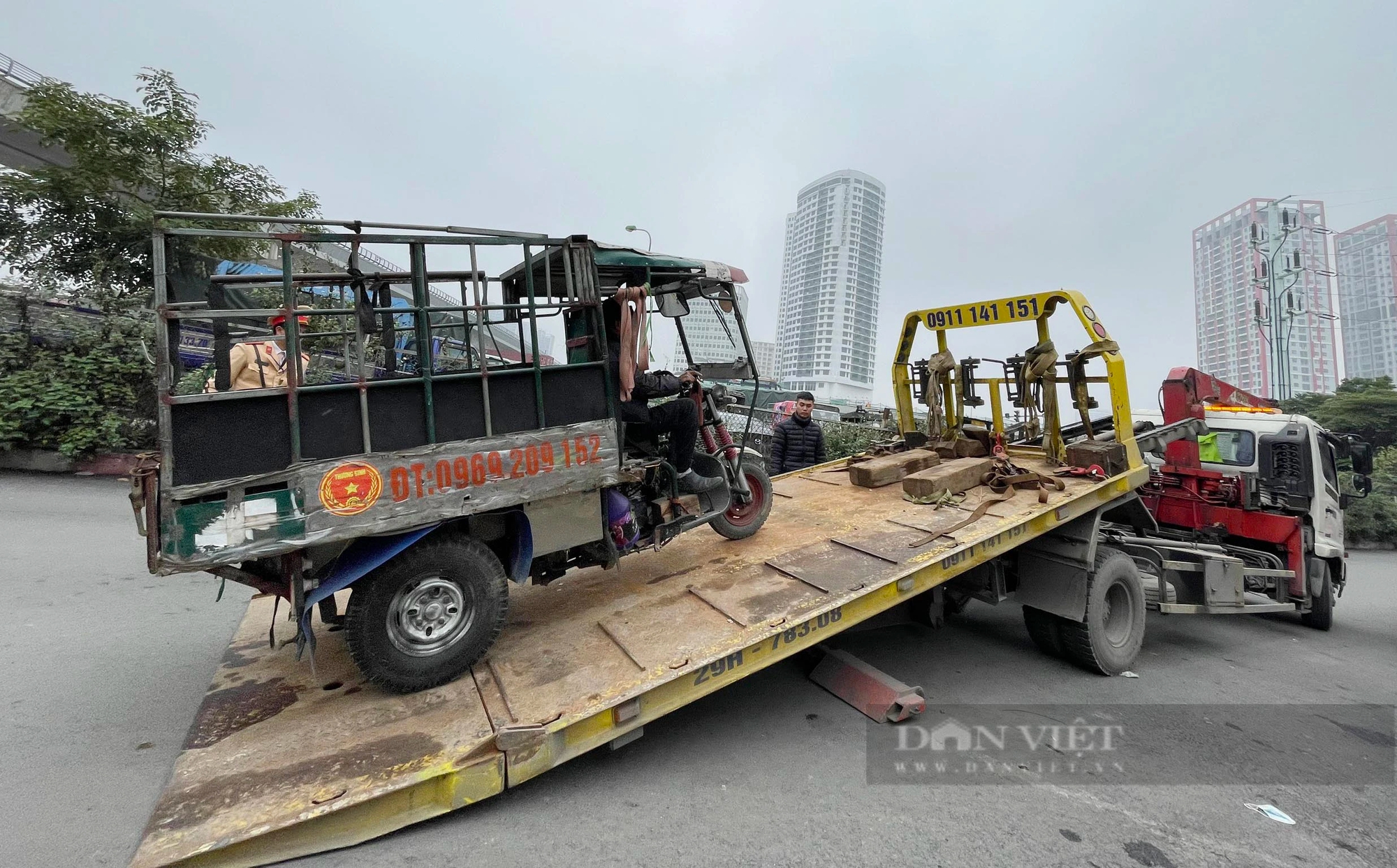 Hình ảnh công an Hà Nội xử lý mạnh tay xe ba gác, tự chế và xe chở hàng cồng kềnh- Ảnh 16.