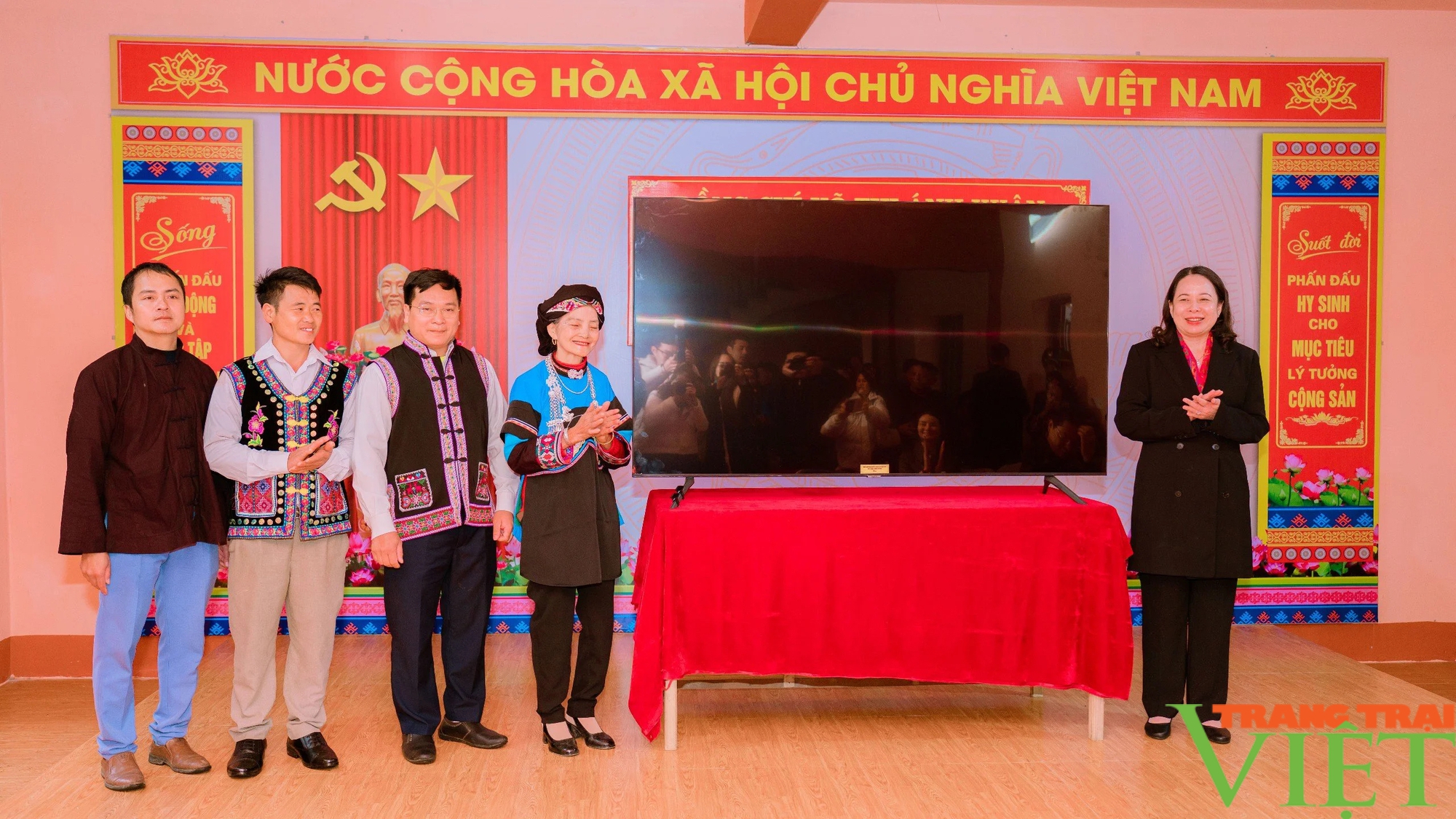 Phó Chủ tịch nước Võ Thị Ánh Xuân thăm, tặng quà cán bộ và nhân dân Mường Khương (Lào Cai)- Ảnh 9.