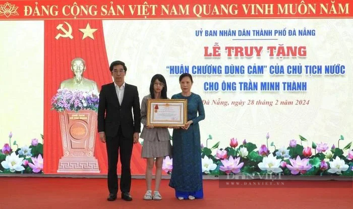 Truy tặng 'Huân chương dũng cảm' với bảo vệ ngân hàng bị cướp đâm tử vong- Ảnh 1.