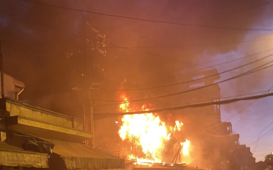 Cháy lớn lúc rạng sáng tại TP.HCM, 3 ki ốt ở chợ Hiệp Tân bị thiêu rụi 