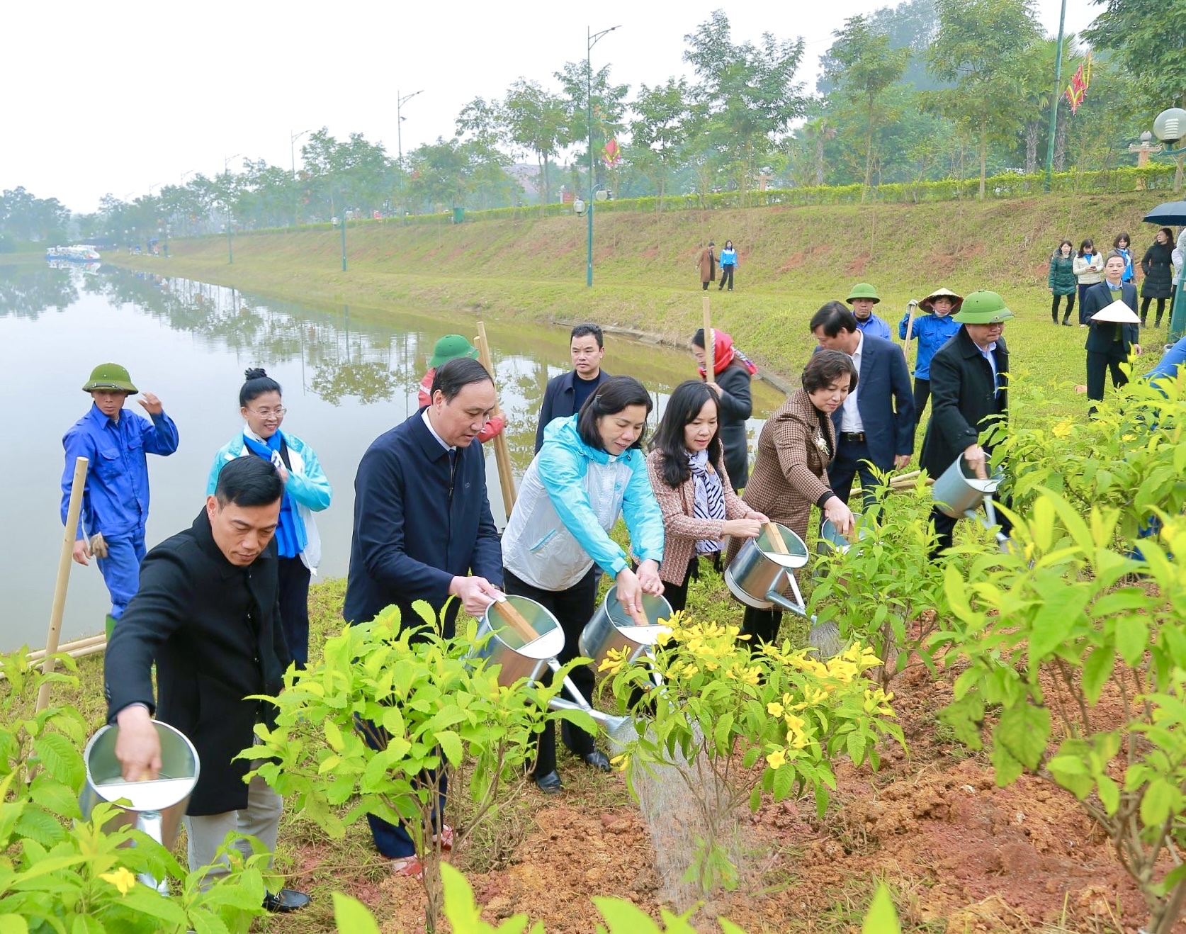 Gần 5.000 tuyến đường hoa, vườn hoa nông thôn mới từ đôi bàn tay khéo léo của phụ nữ Phú Thọ- Ảnh 1.