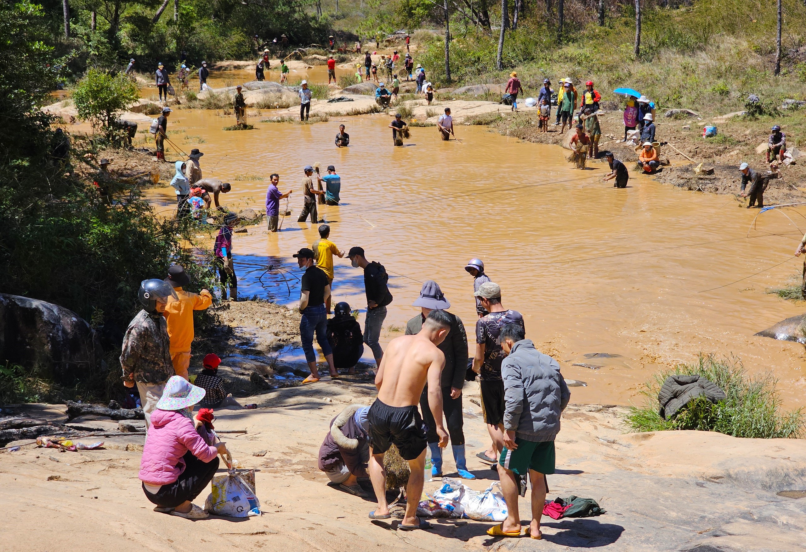 Hôm nay tại đập thủy điện "cổ xưa" nhất Việt Nam ở Lâm Đồng dân vẫn bắt được vô số cá to bự- Ảnh 1.