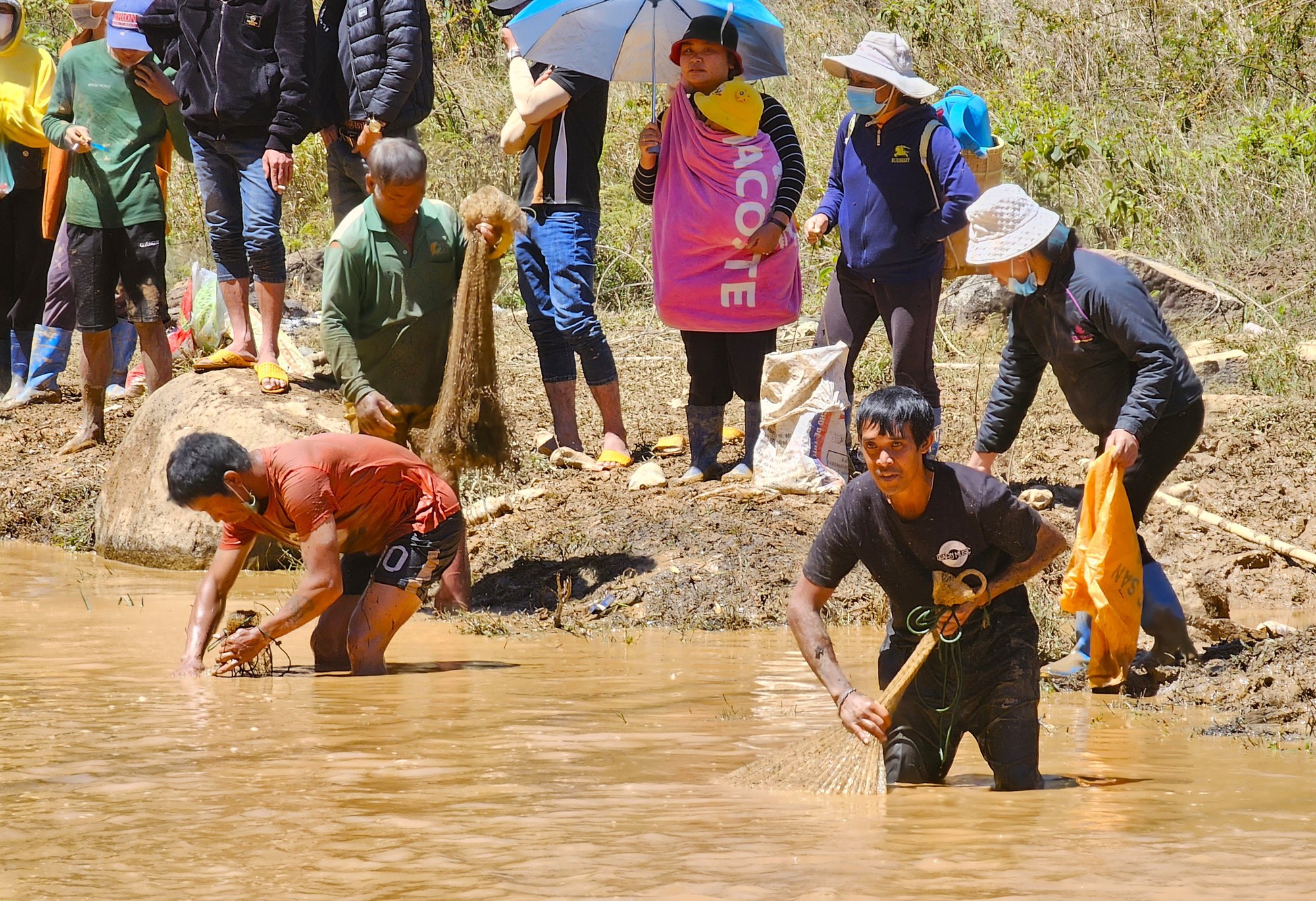 Một hồ thủy điện "cao tuổi nhất" Việt Nam ở Lâm Đồng, dân tình đang hô nhau bắt cá, vô số cá to 6-7kg/con- Ảnh 6.