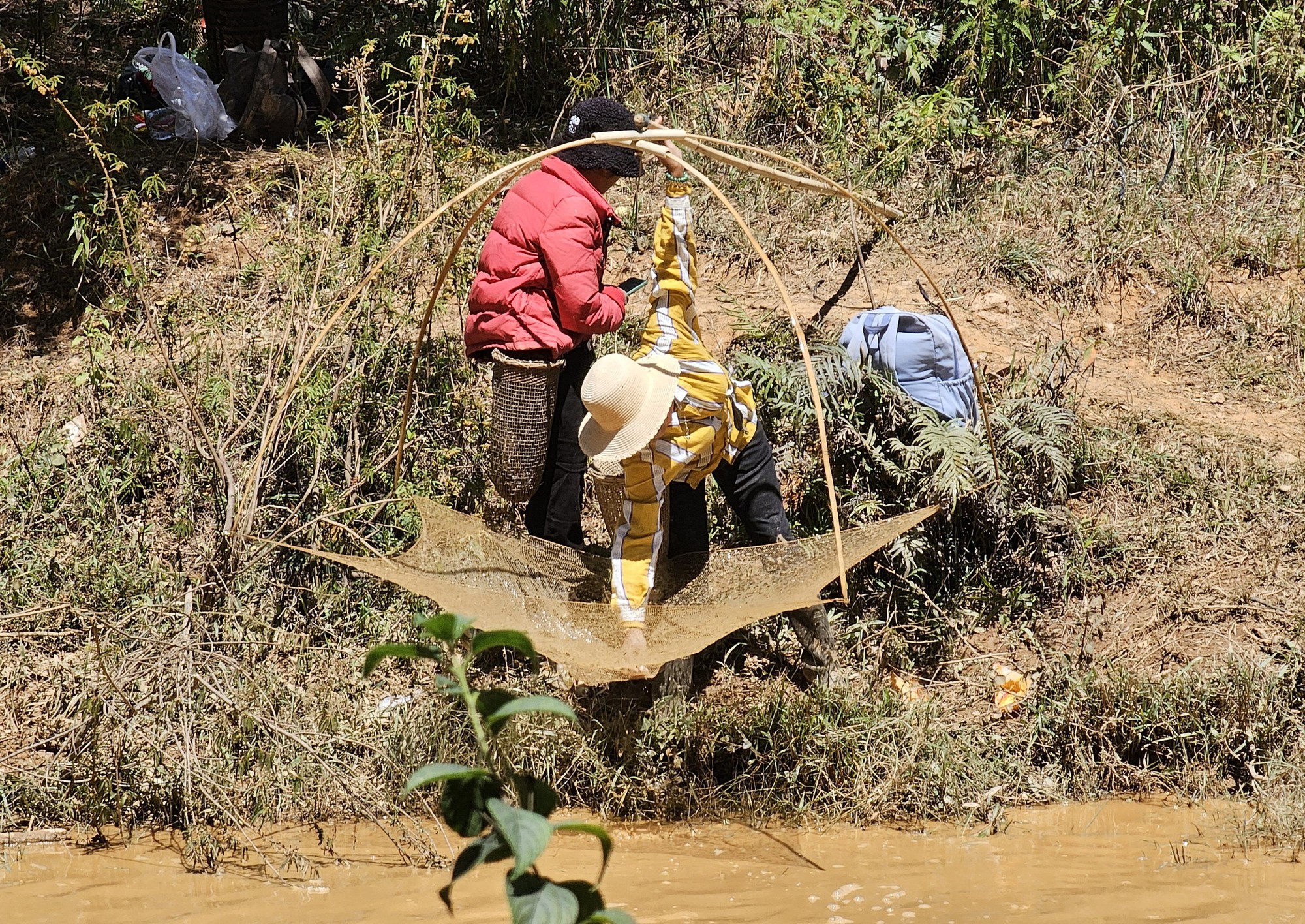 Một hồ thủy điện "cao tuổi nhất" Việt Nam ở Lâm Đồng, dân tình đang hô nhau bắt cá, vô số cá to 6-7kg/con- Ảnh 8.