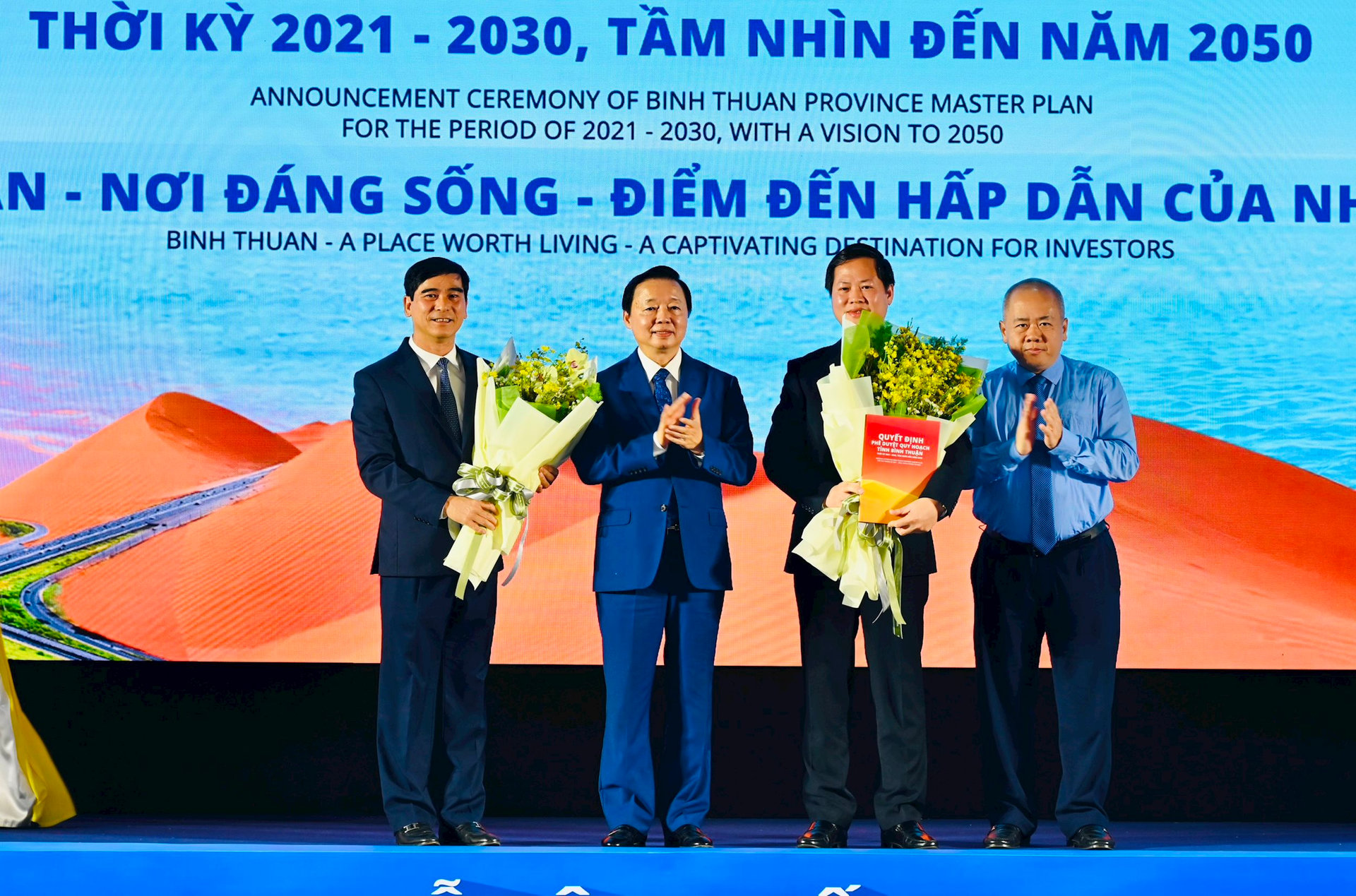 Bình Thuận công bố Quy hoạch thời kỳ 2021 - 2030, tầm nhìn đến năm 2050, trao giấy chứng nhận cho những dự án lớn- Ảnh 1.