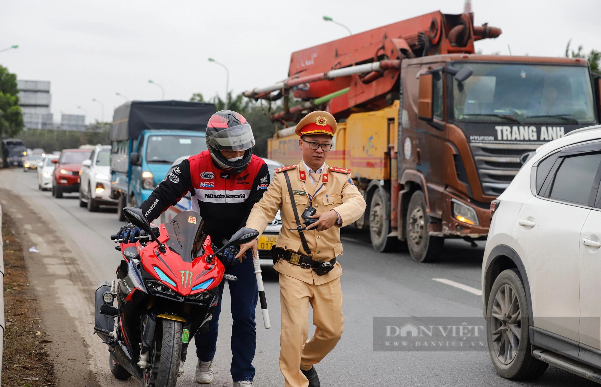 Công an Hà Nội xử lý xe máy đi vào đại lộ Thăng Long, nhiều người quay đầu bỏ chạy- Ảnh 1.