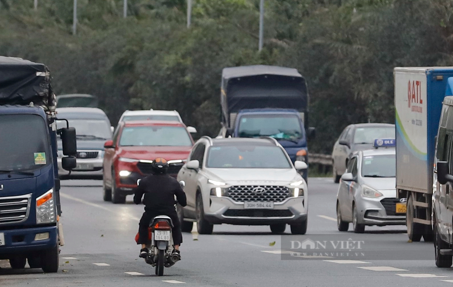 Công an Hà Nội xử lý xe máy đi vào đại lộ Thăng Long, nhiều người quay đầu bỏ chạy- Ảnh 3.